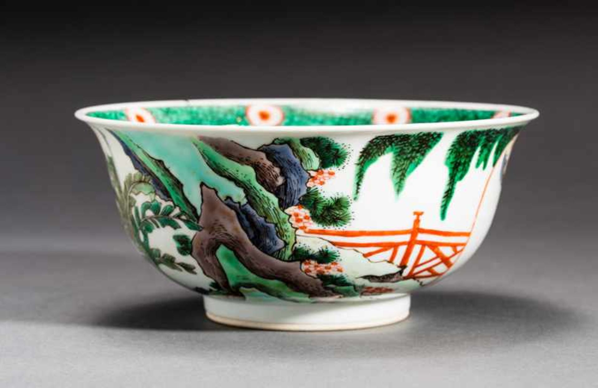 DEEP BOWL WITH FIGURAL SCENE Porcelain with enamel paint. China, On the outside of the curved - Image 4 of 7