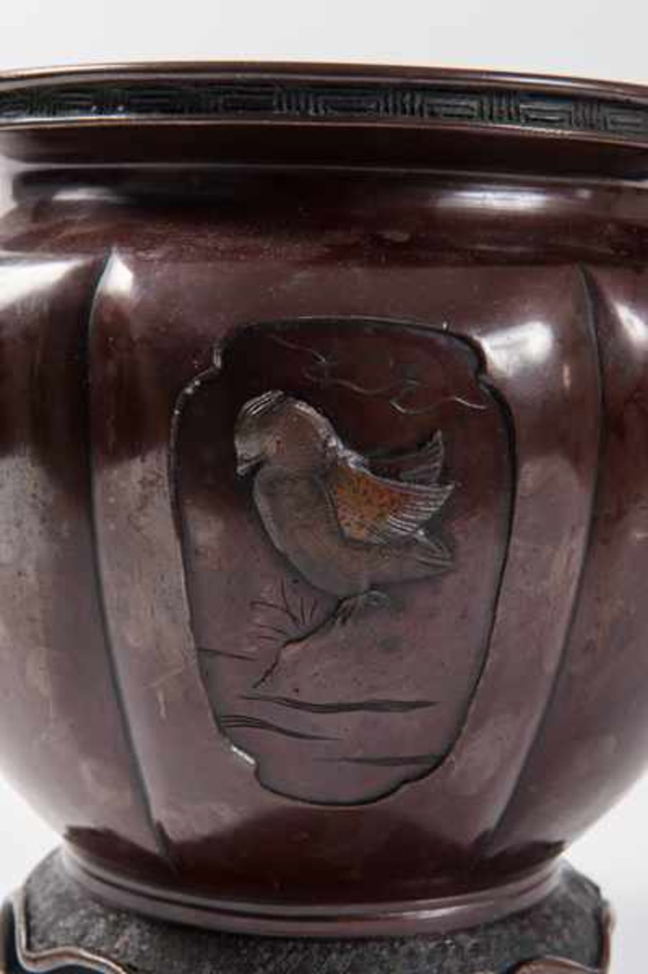 AN ATTRACTIVE BRONZE VESSEL DECORATED WITH CUTS AND INLAYS Bronze. Japan, 19th cent.Suitable as a - Image 4 of 4