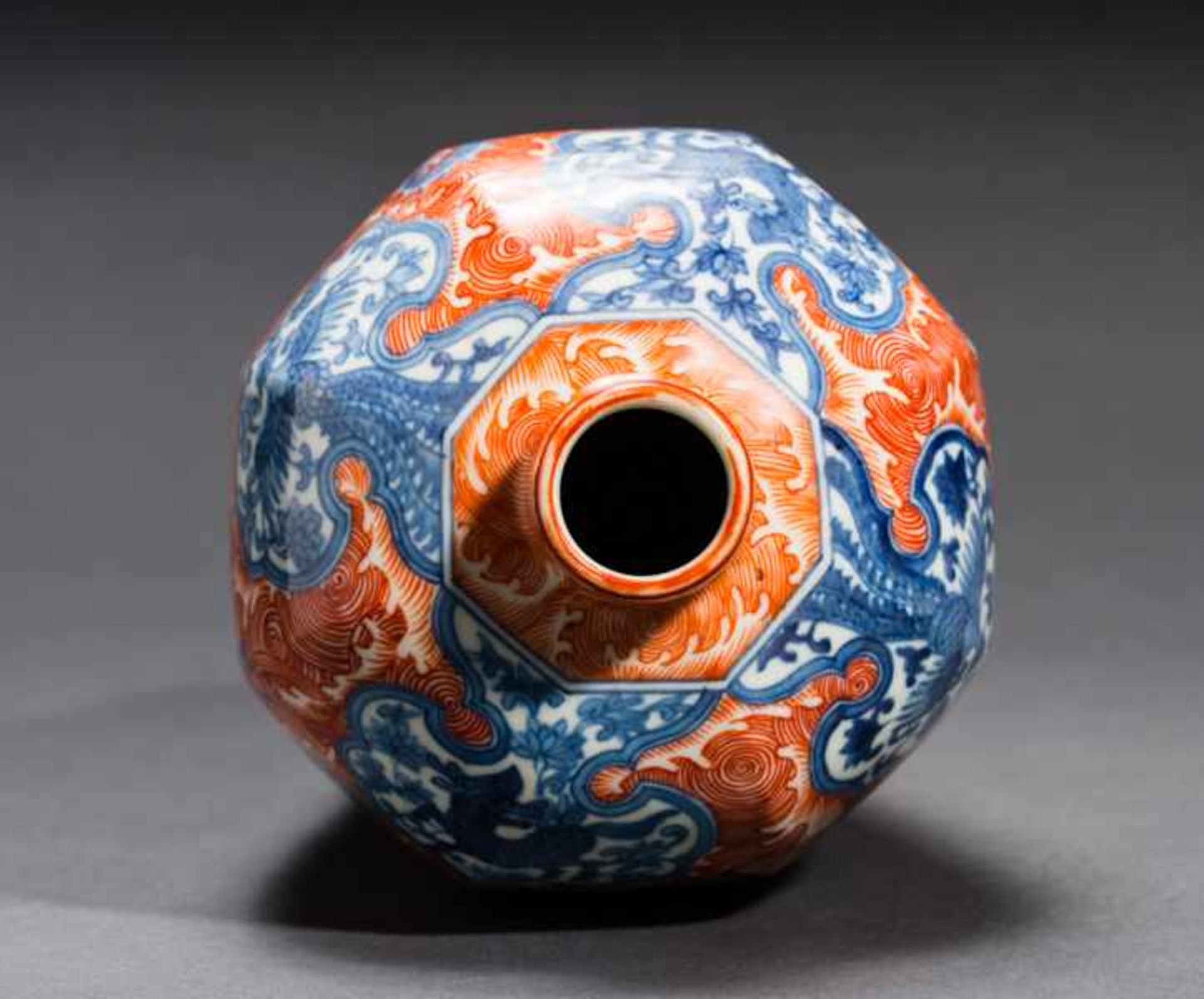 MEIPING VASE WITH DRAGONS Porcelain, white-blue and iron red. China, Angular, octagonal Meiping form - Image 4 of 5