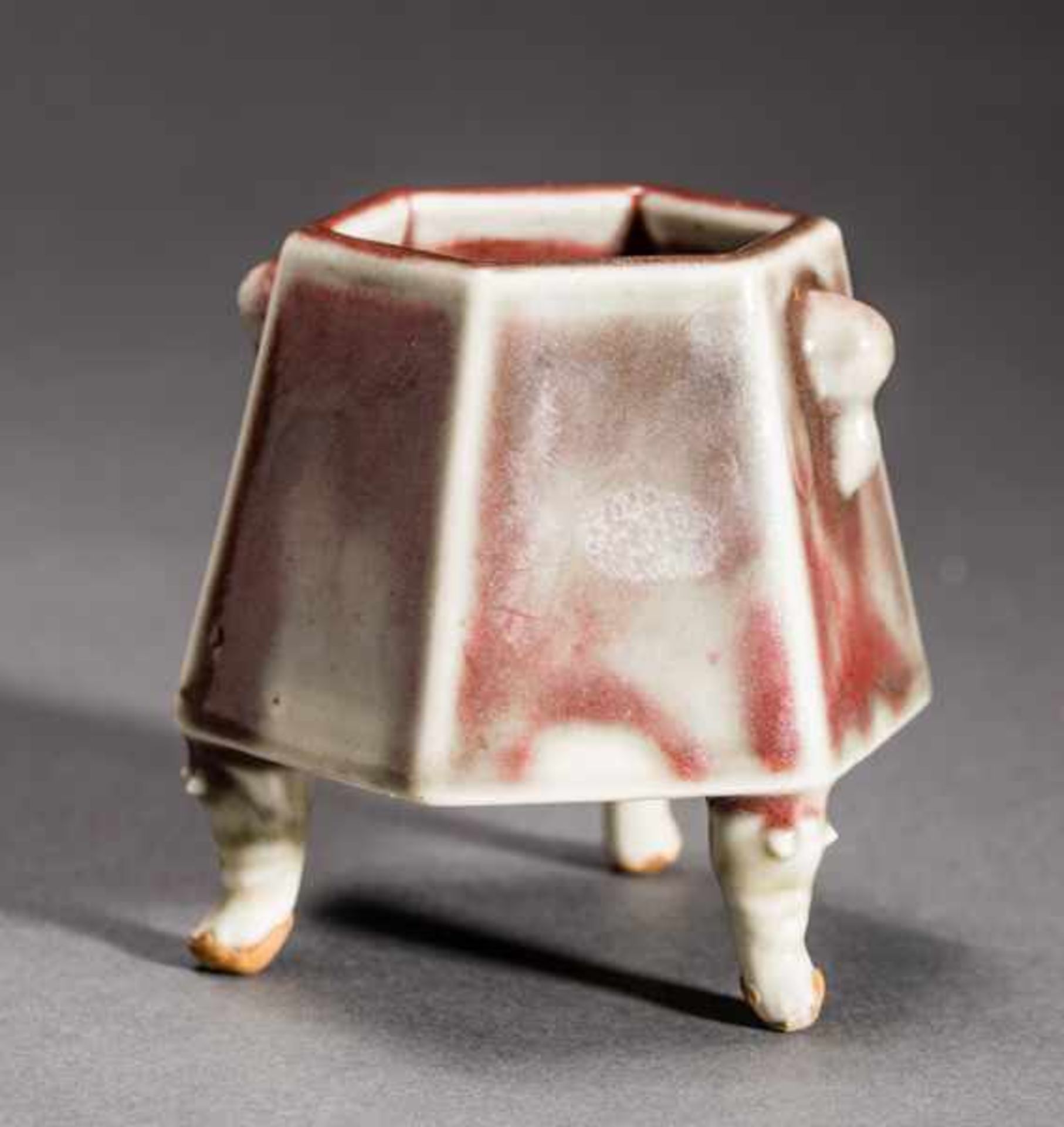 THREE-FOOTED CUP Porcelain. China, Qing dynasty (1644-1911)Very attractive, small vessel with a - Bild 2 aus 5