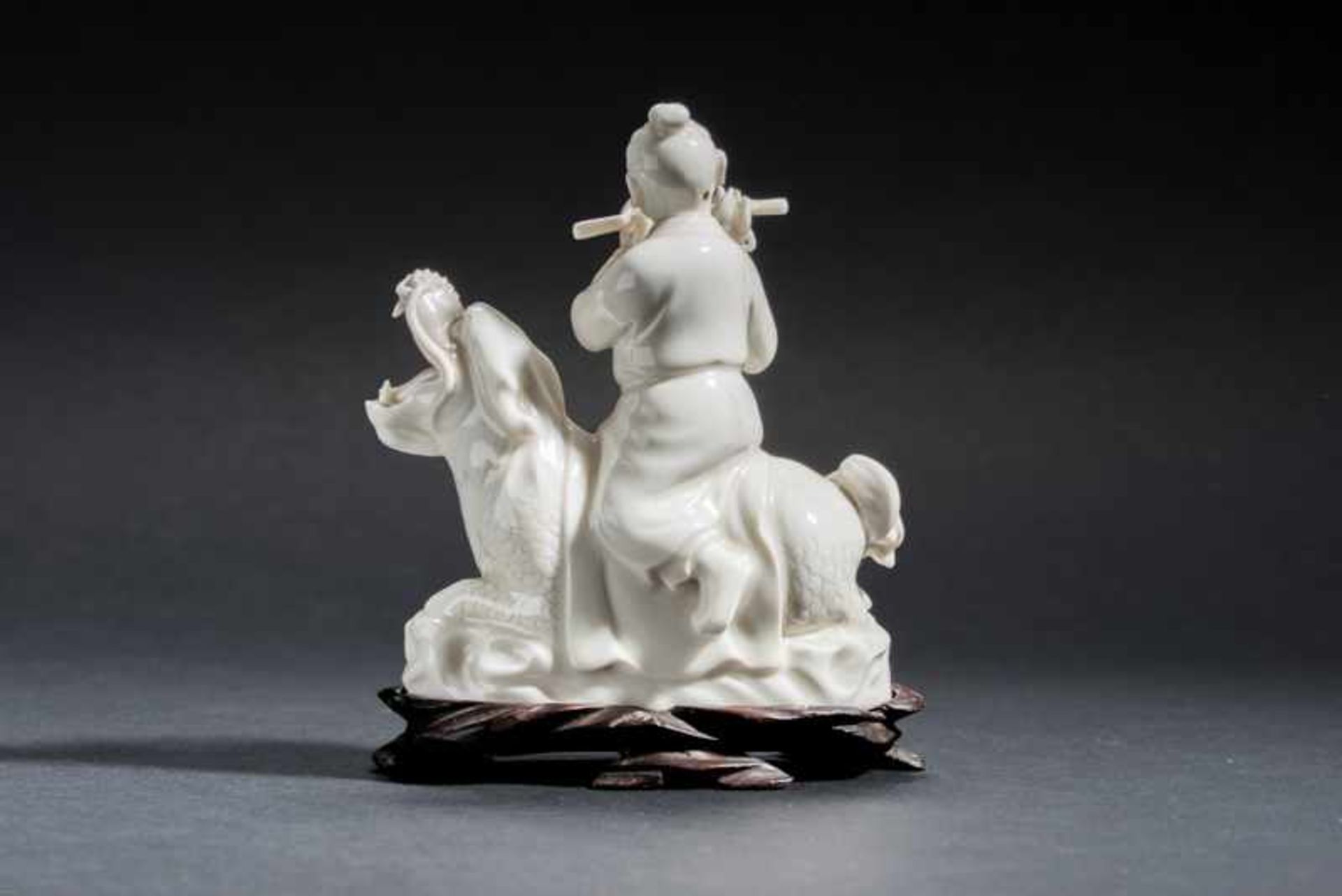 IMMORTAL PLAYING FLUTE Blanc de Chine porcelain. China, Dehua, RepublicHan Xiangzi sitting on a - Bild 4 aus 6