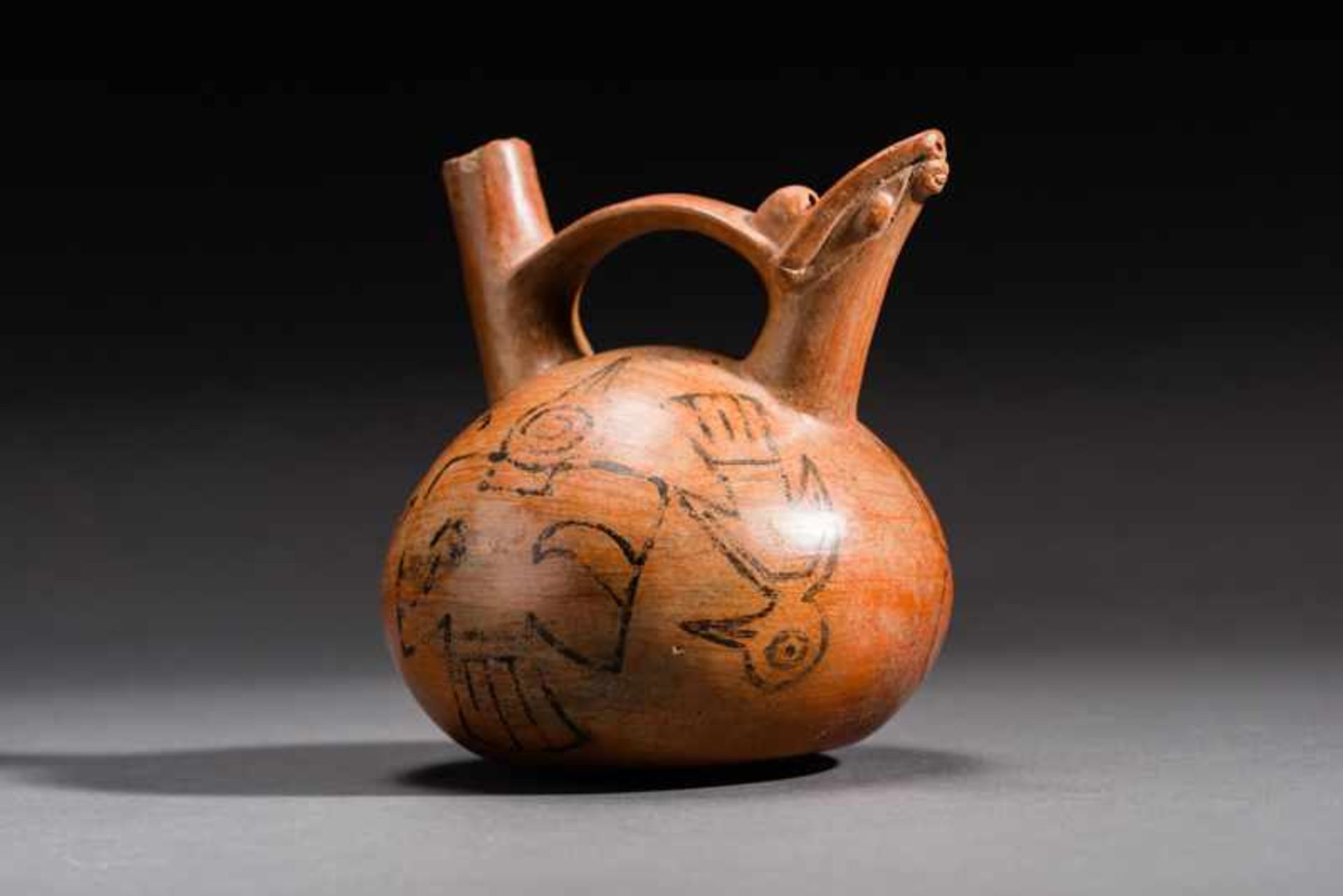 PIPE VESSEL WITH AVIARY DECORATION Terracotta and pain. Salinar, ca. 300 anteSpherical vessel with a - Image 2 of 4