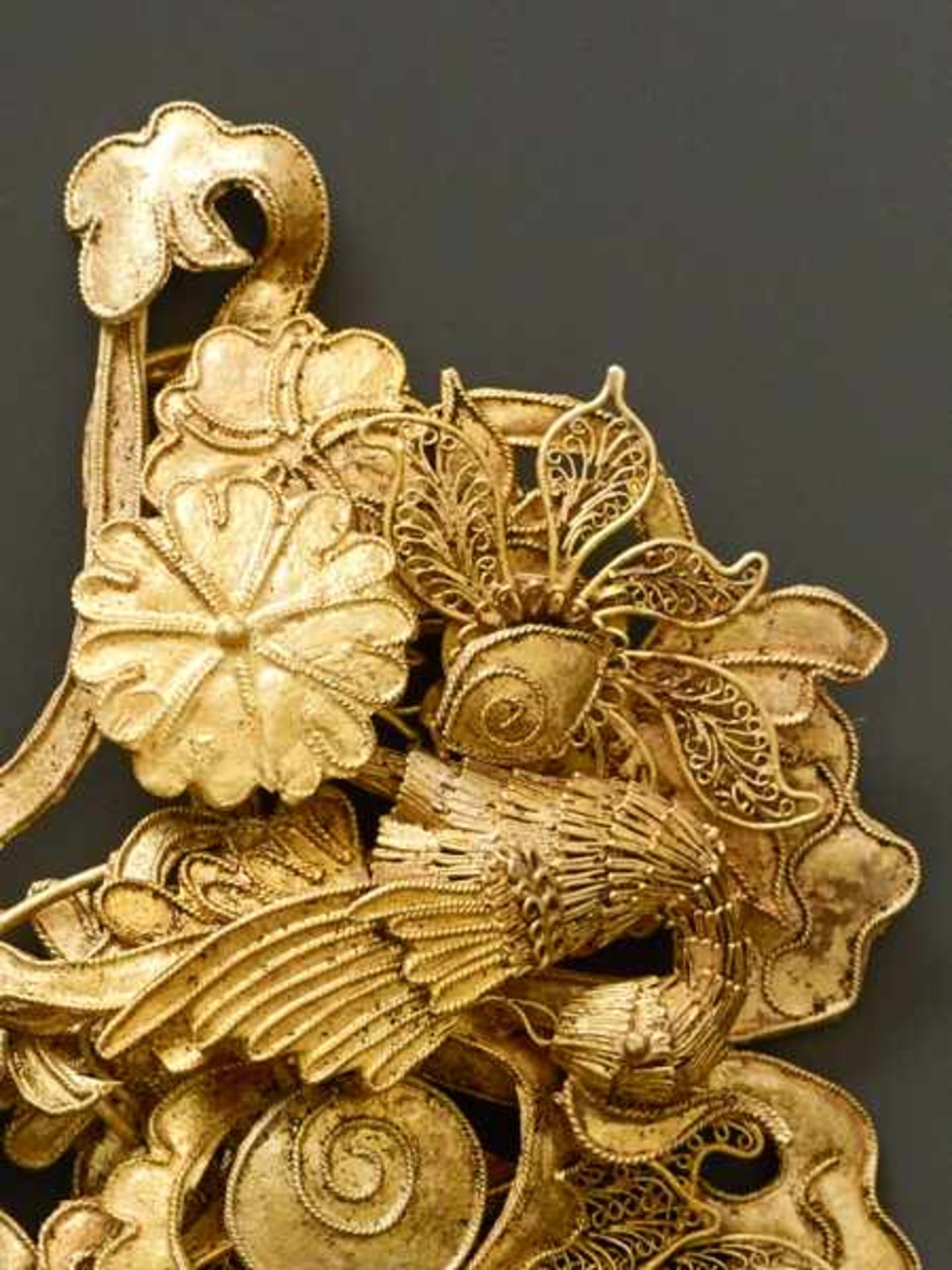 JEWELRY Gold. China, 18th to 19th cent. or earlierRare, finely executed work in intricate, varied - Image 4 of 4