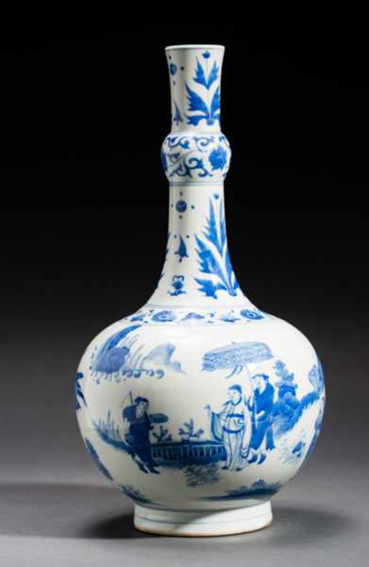 LONG-NECKED VASE WITH COURTLY SCENE AND BLOSSOMS Porcelain with cobalt-blue painting. China, On