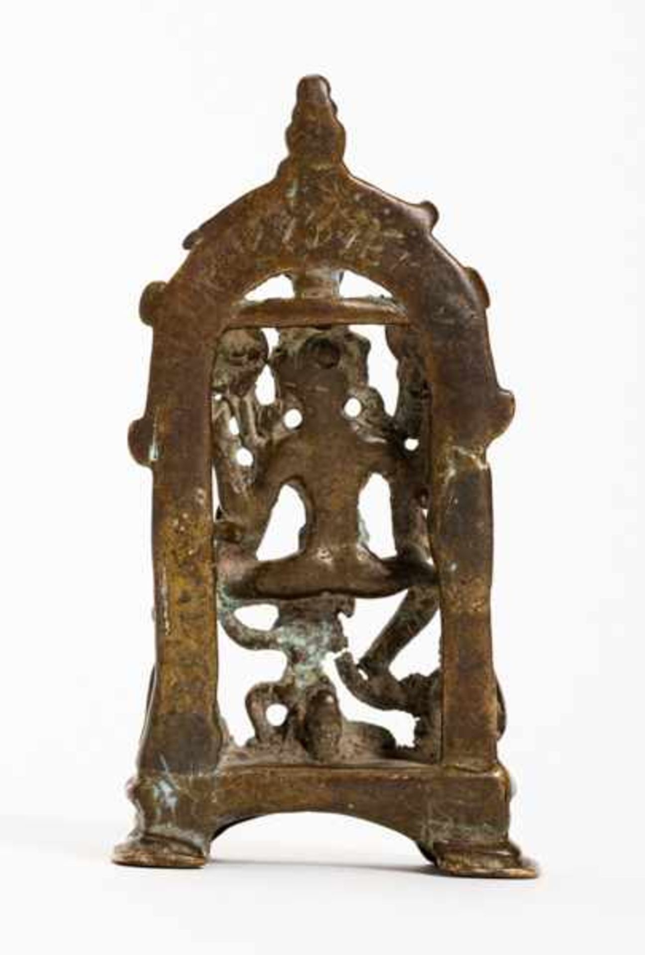 GODDESS DURGA AND COMPANION FIGURES Bronze. India, ca. 15th cent.This exceptionally old bronze has - Image 4 of 4