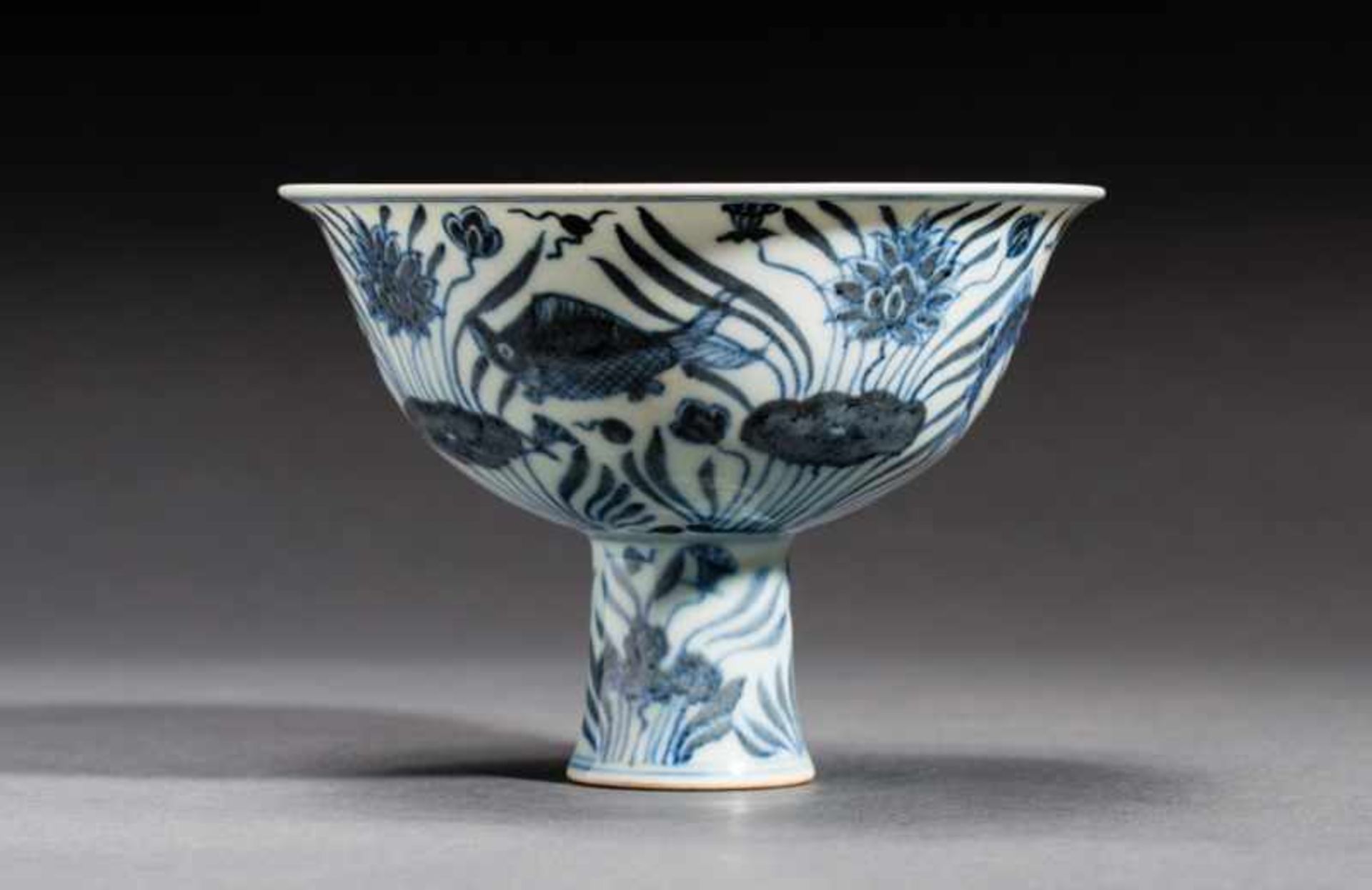 BOWL WITH EXTENDED BASE, FISH AND LOTUS Porcelain with cobalt-blue painting. China, This curved bowl - Image 2 of 7