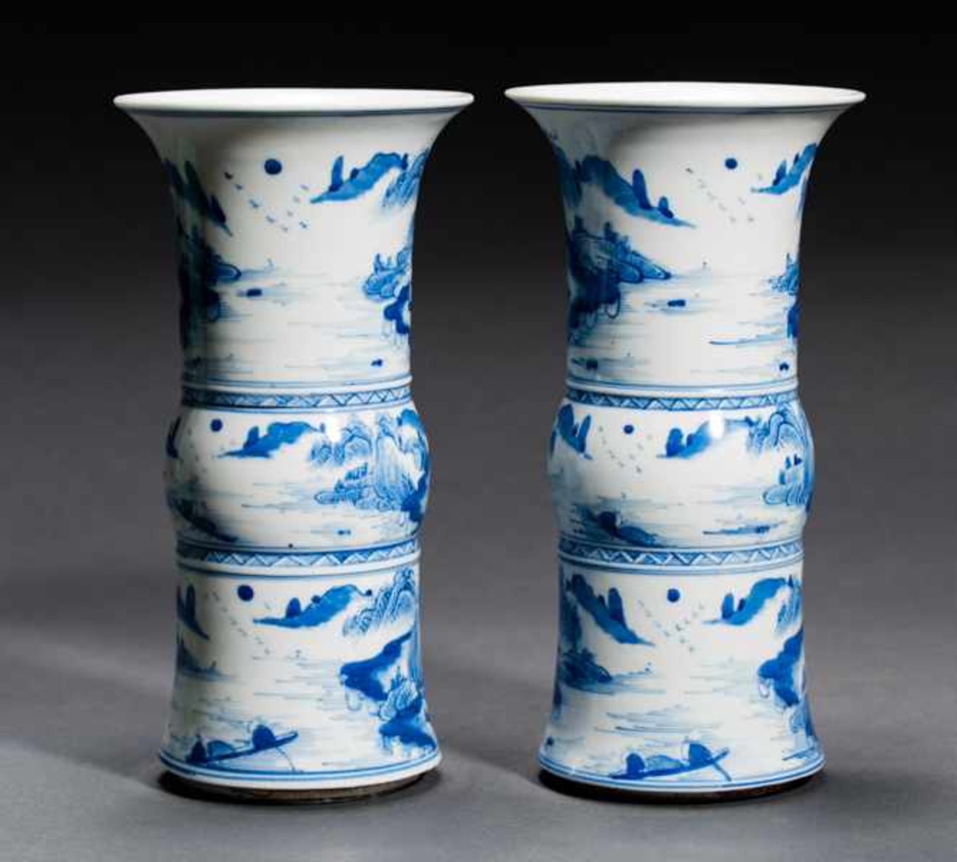 PAIR OF VASES WITH LANDSCAPES Porcelain with cobalt-blue painting. China, Two rouleau-shaped pieces: - Image 3 of 4