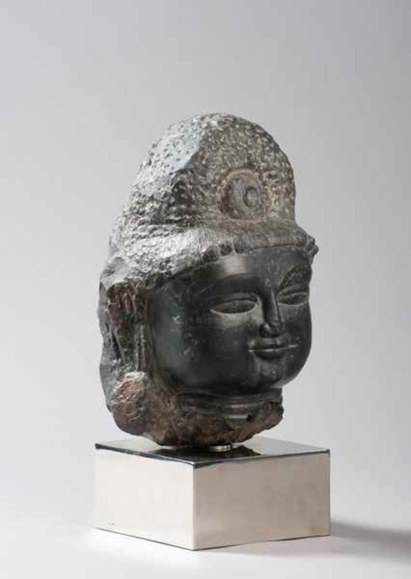 VERY RARE HEAD OF SHIVA Black stone. India, Gahadavalla, ca. 12th cent.Strikingly shaped head of the - Image 7 of 8