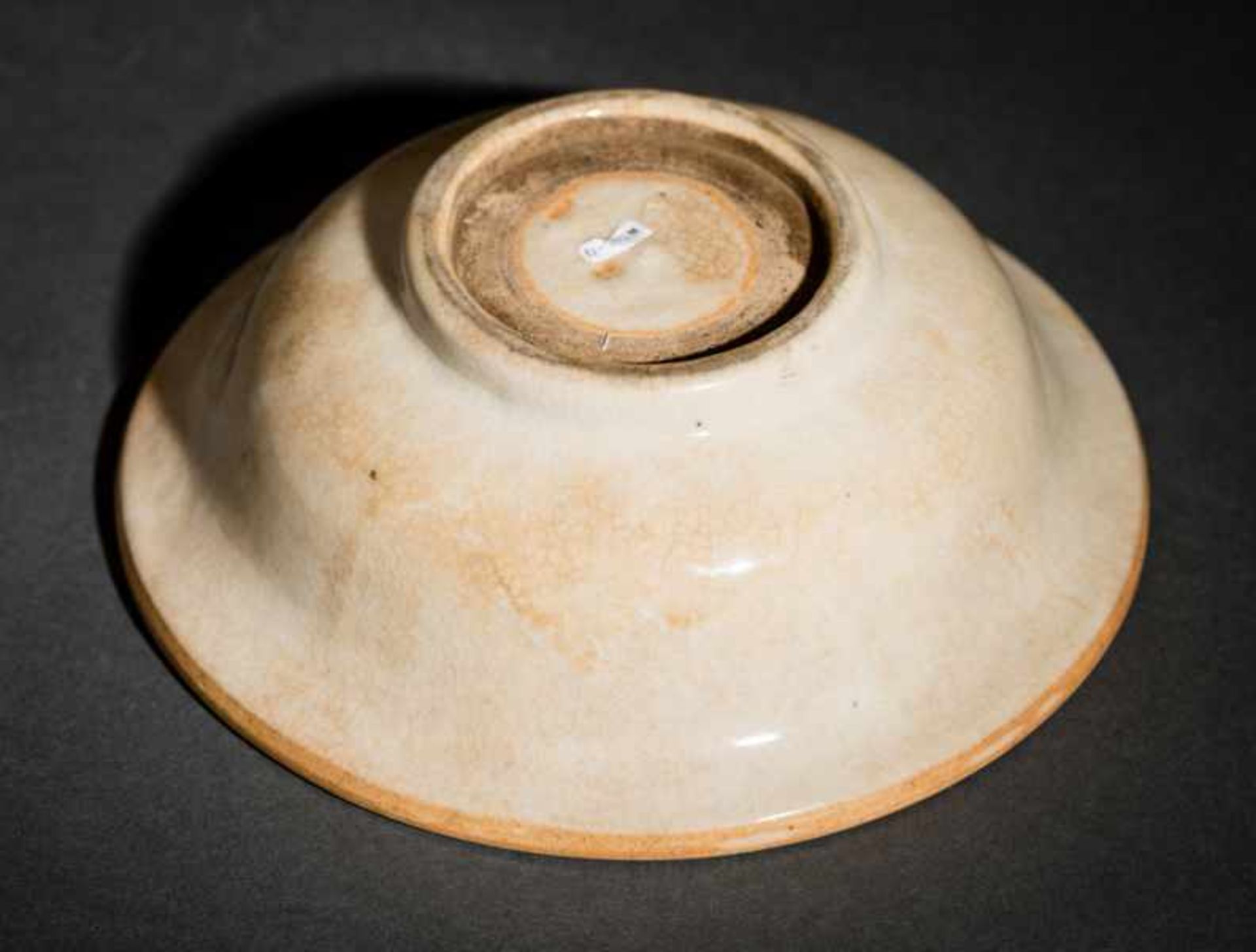 BOWL WITH CRAQUELURE Glazed ceramic. China, Yuan to MingSolidly built body with curved walls and - Image 3 of 4