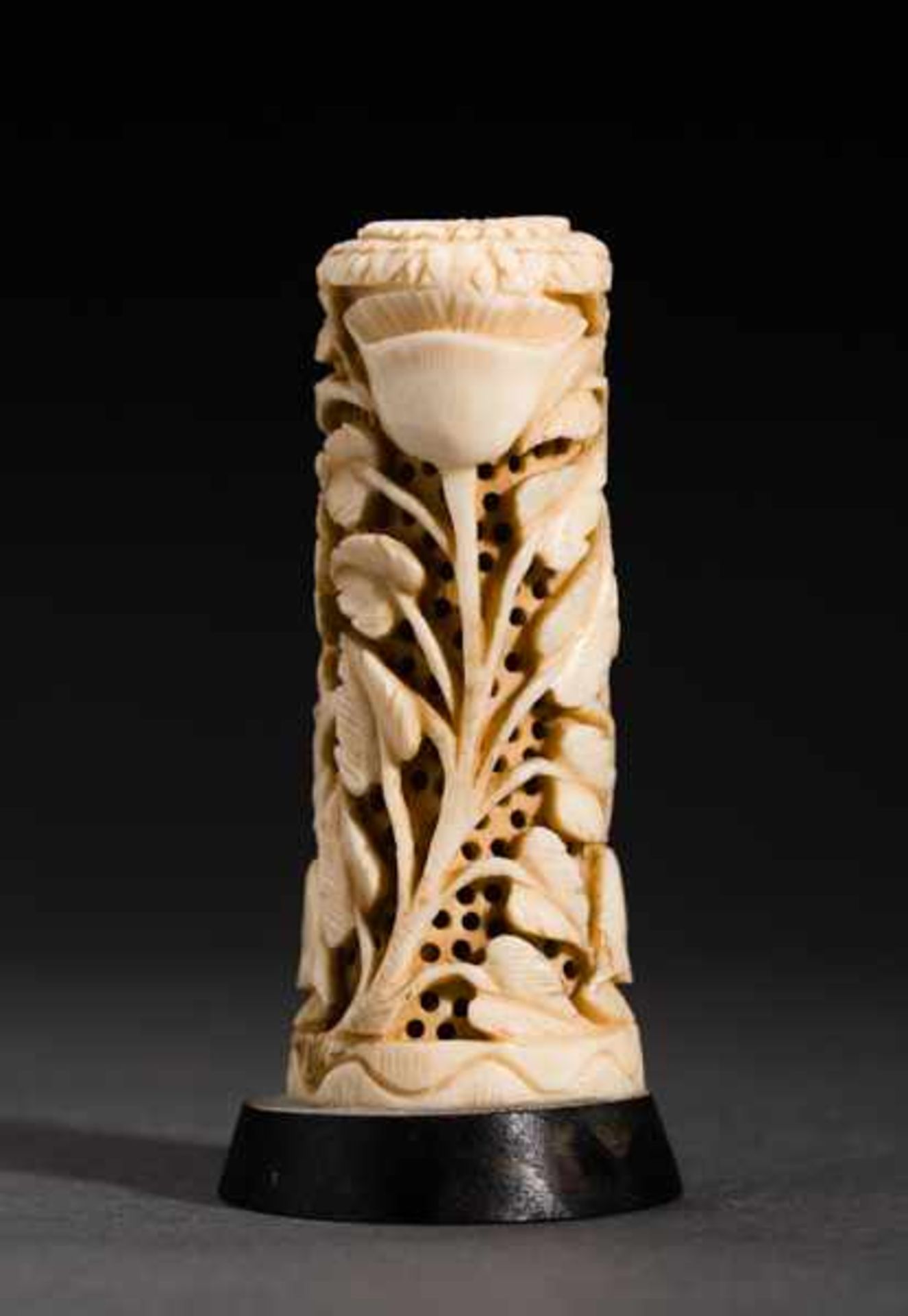 HANDLE WITH OPEN-WORK DECORATION Ivory. China, 19th cent.This piece, mounted on a base, is in the - Image 5 of 5