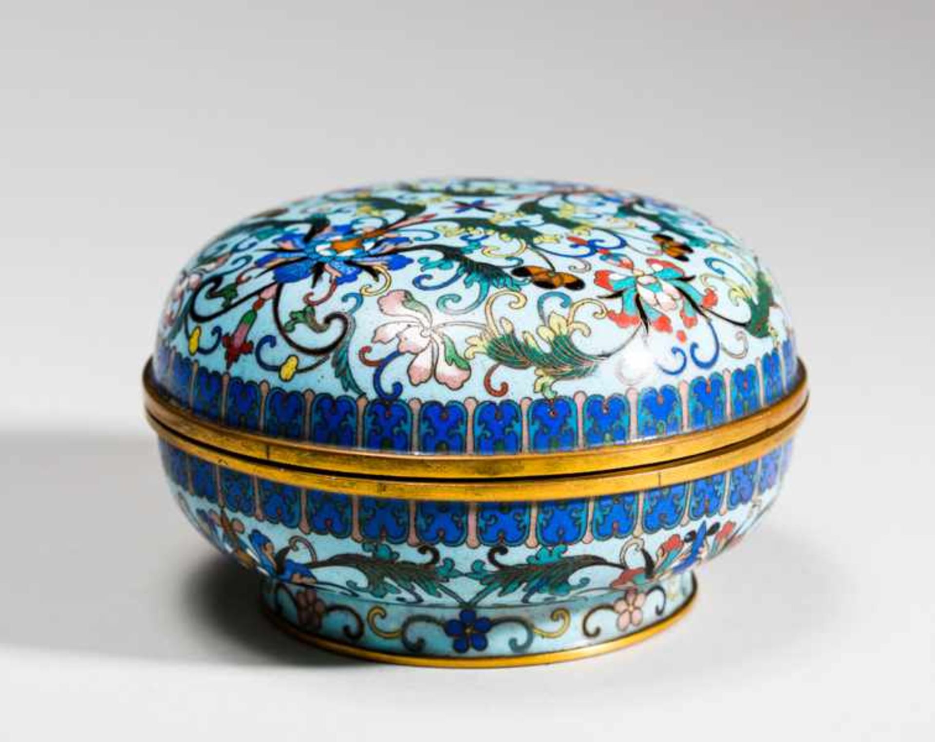 BOWL WITH LID AND CLOISONNÉ DECORATION Email and gilding. China, Qing dynasty 18th to 19th cent. - Image 4 of 5