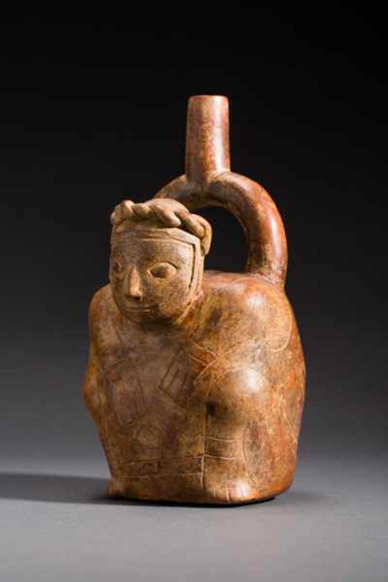 VESSEL IN THE SHAPE OF A SEATED MAN Terracotta. Chavin, ca. 500 anteHumped, squatting man holding - Image 4 of 7