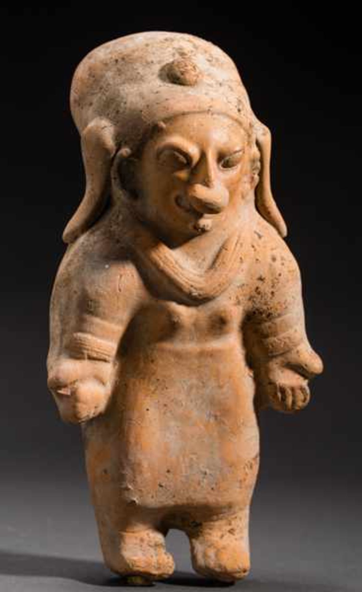 STANDING, FEMALE FIGURE WITH TALL HAIRDRESS Terracotta. Jama Coaque, Ekuador, ca. 500 - - Image 2 of 4