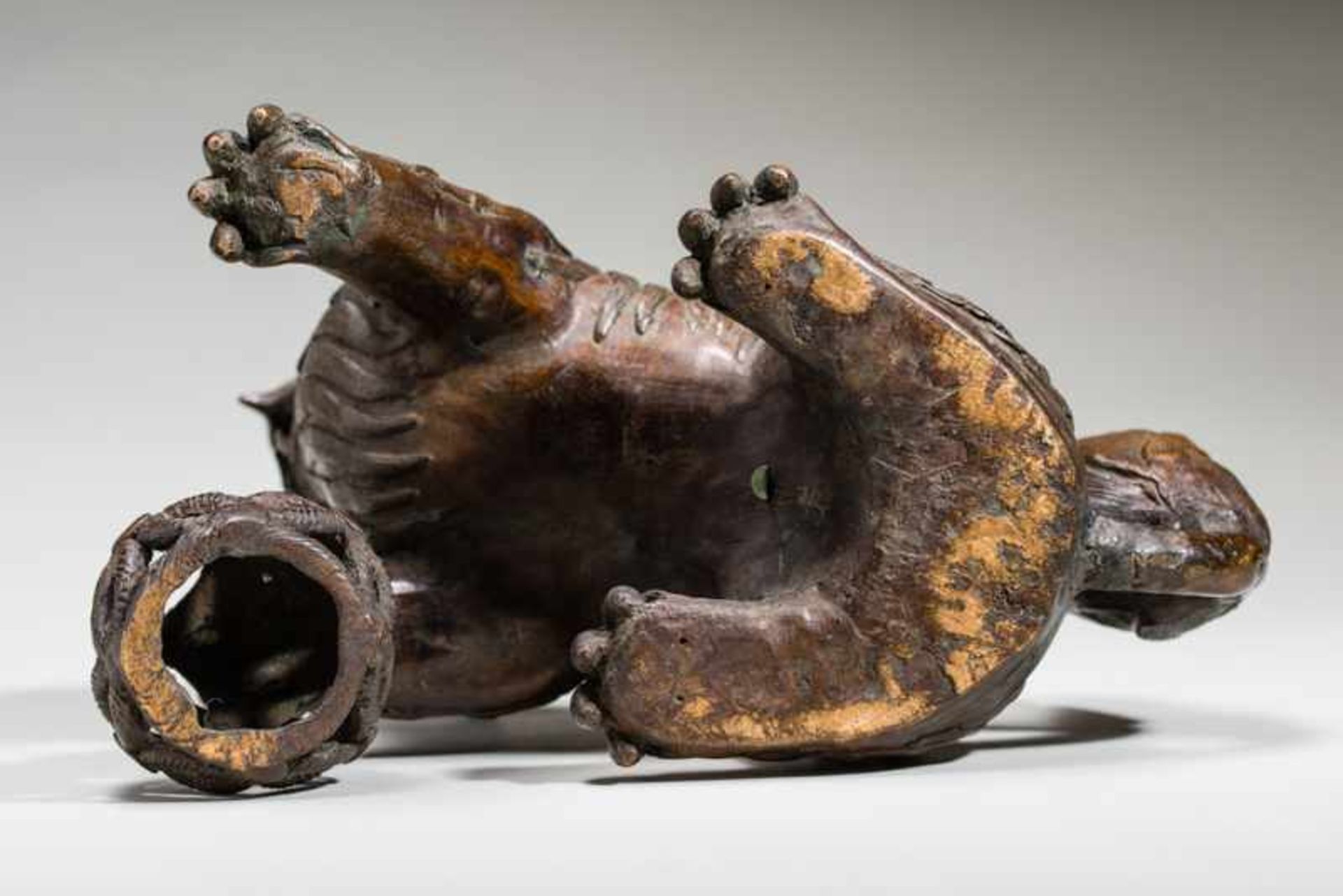 SMOKING VESSEL IN THE SHAPE OF A LION-DOG WITH BALL Bronze. China, Qing dynasty, ca. 18th to 19th - Image 6 of 6