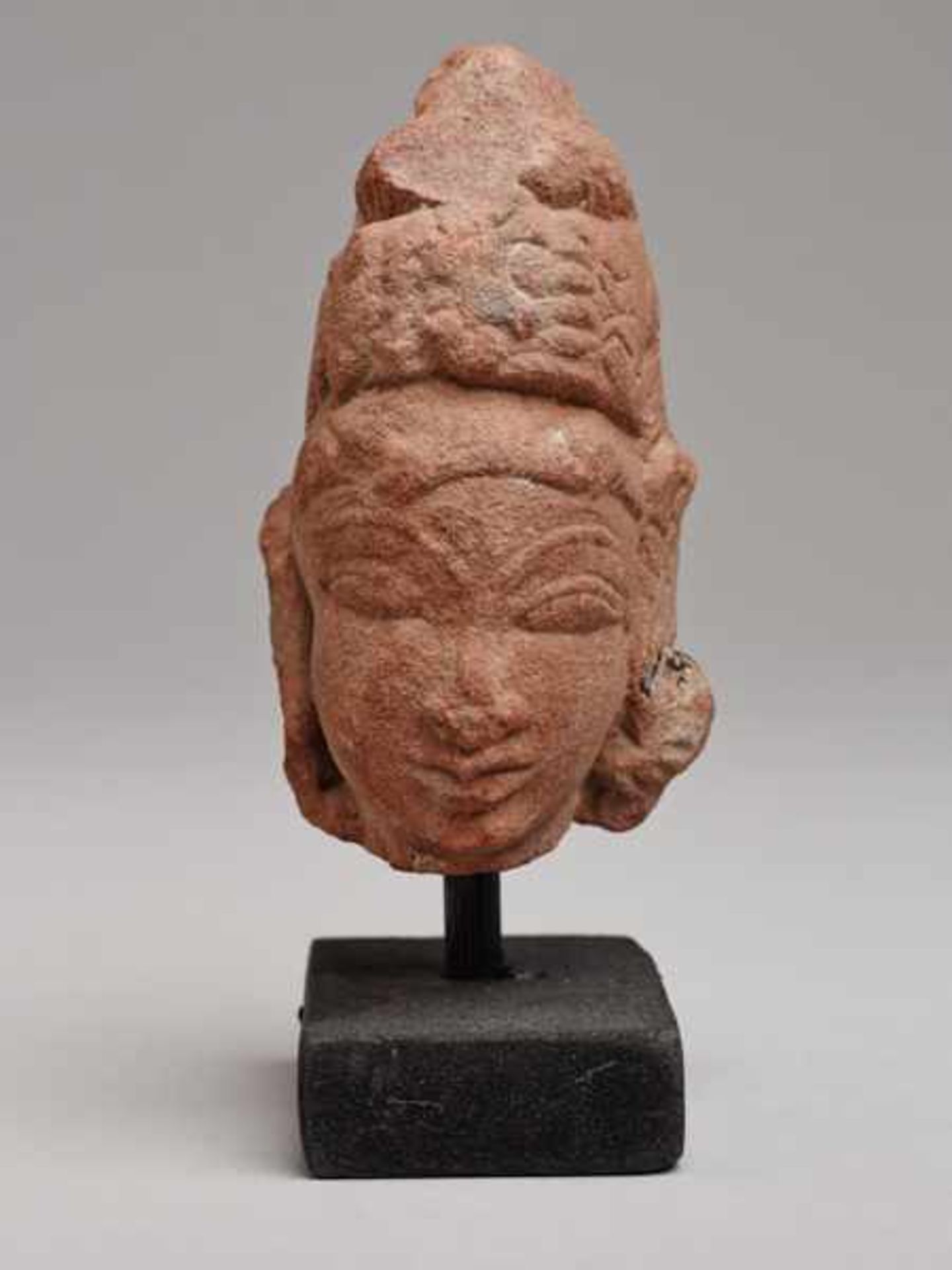 HEAD OF A GODDESS Red sandstone. Northern India, ca. 12th to 14th cent. Especially attractive, - Image 3 of 5