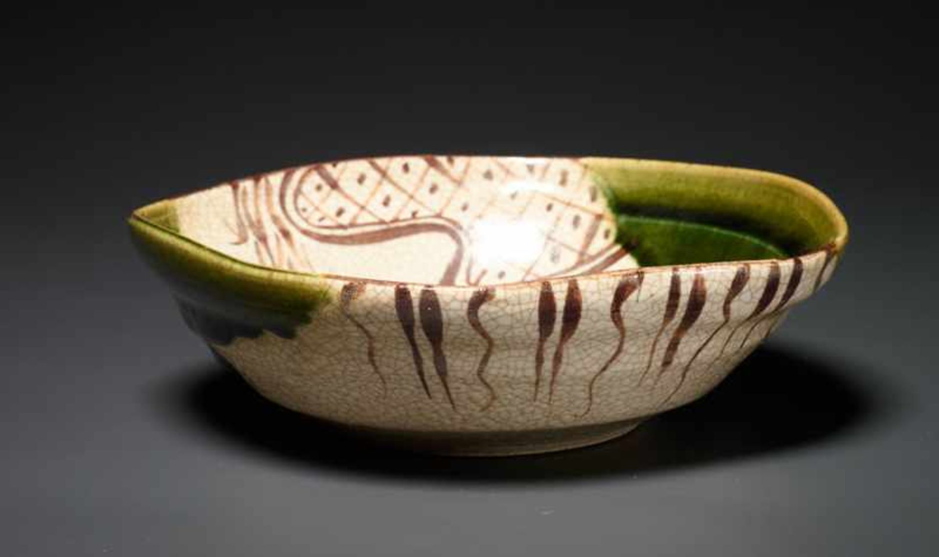 BOWL Glazed Oribe ceramic. Japan, Meiji to ShowaRound form, toward the rim lightly edged like a - Image 4 of 5