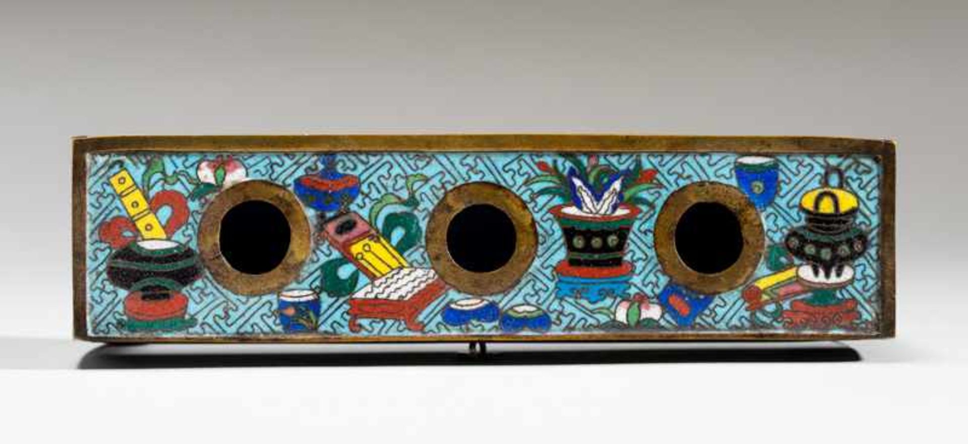 CLOISONNÉ PORTABLE TABLE FOR INK CUPS Cloisonné. China, 19th cent.Small table with „curled“ legs and - Image 6 of 7