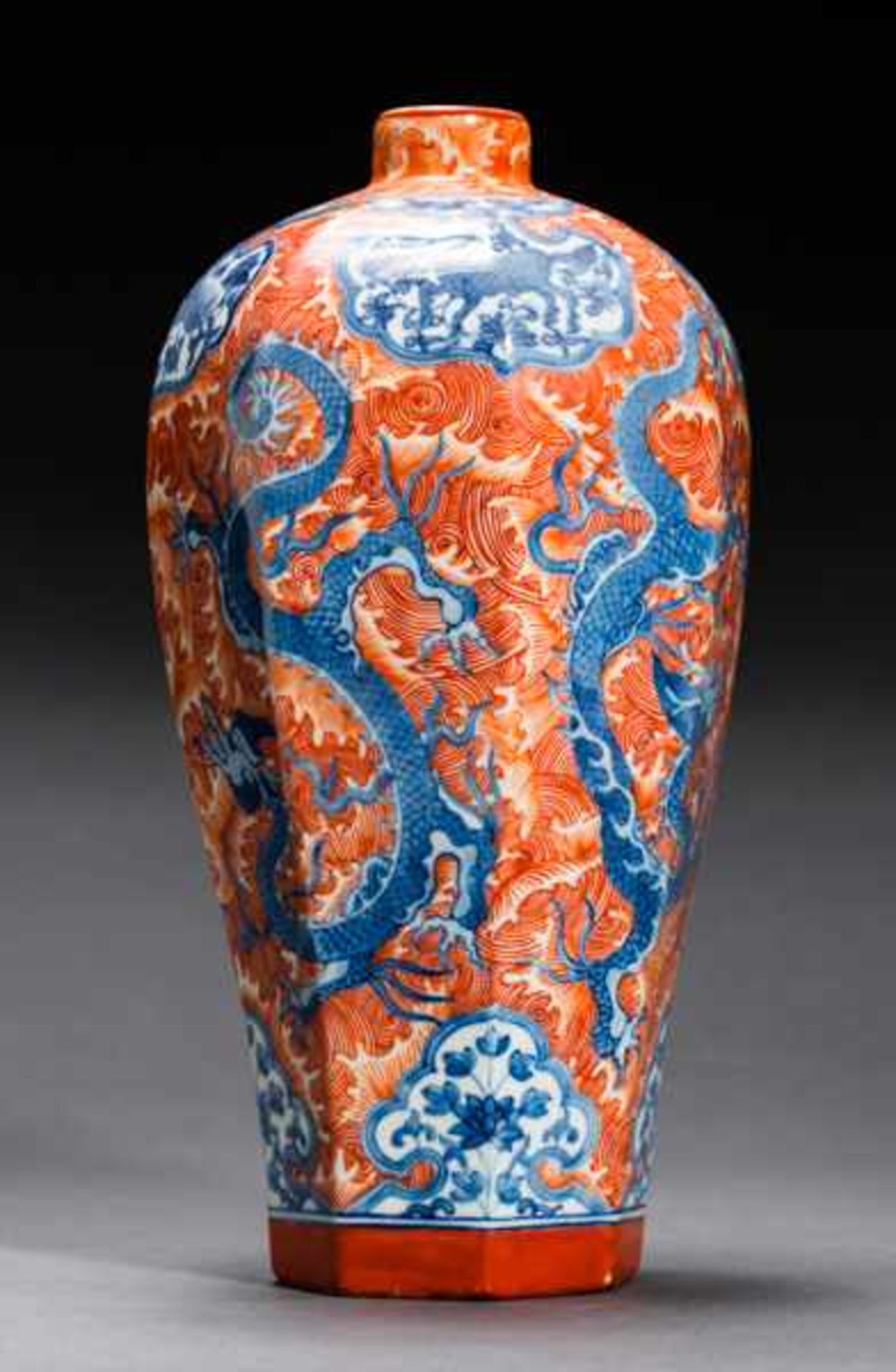 MEIPING VASE WITH DRAGONS Porcelain, white-blue and iron red. China, Angular, octagonal Meiping form - Image 2 of 5