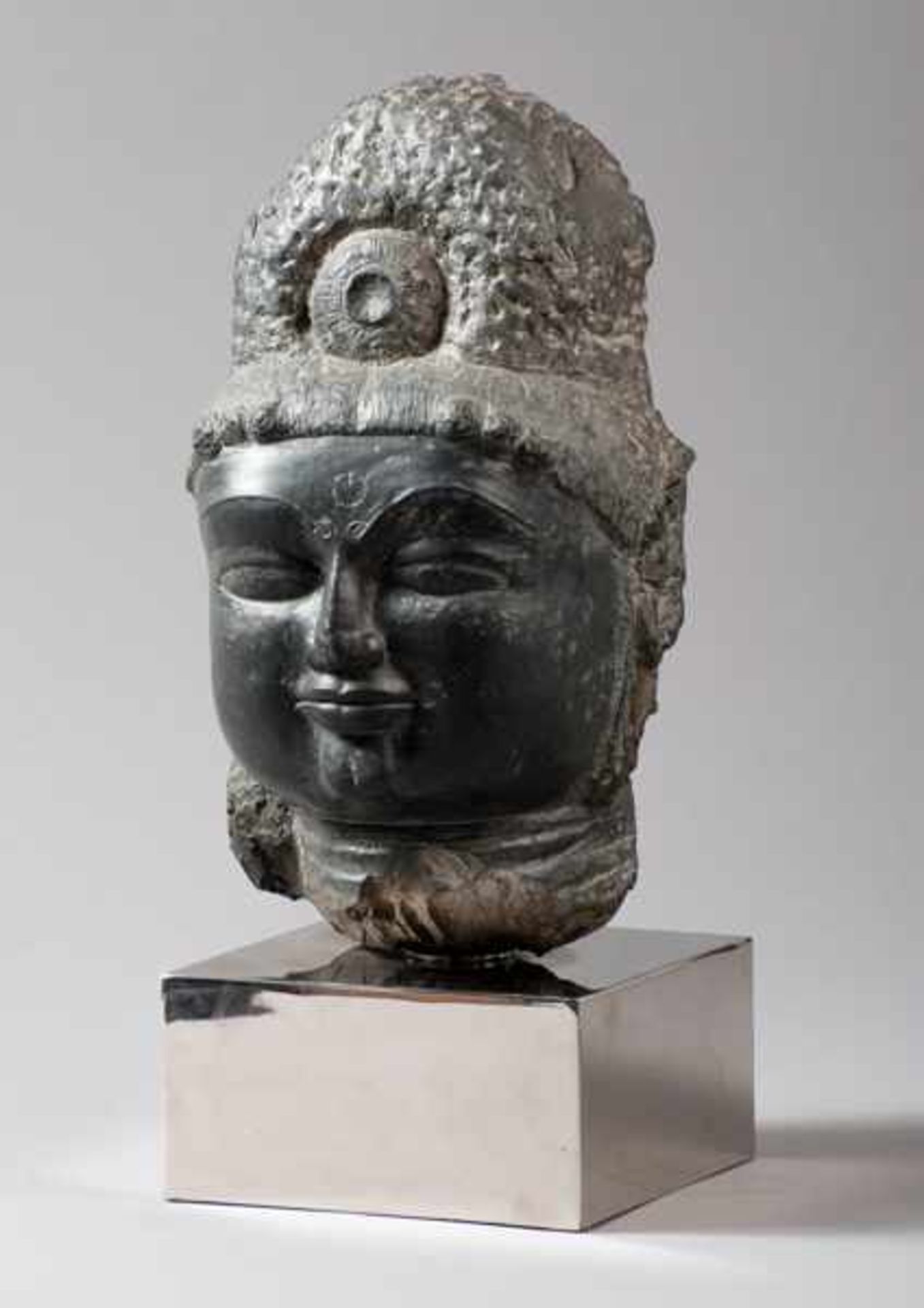 VERY RARE HEAD OF SHIVA Black stone. India, Gahadavalla, ca. 12th cent.Strikingly shaped head of the