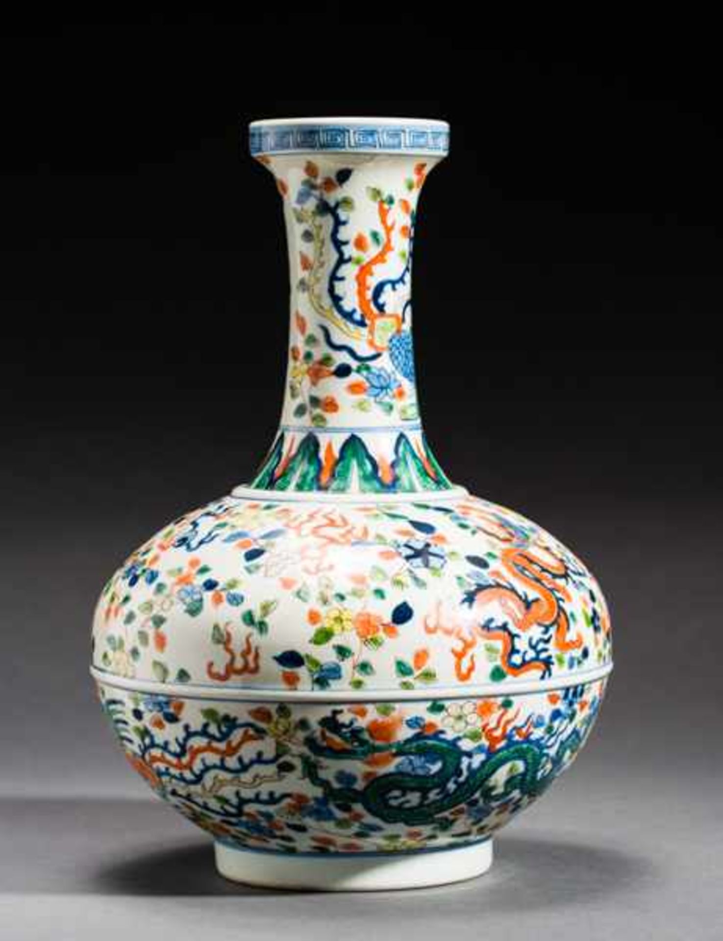 LONG-NECKED VASE WITH DRAGONS AND PHOENIX Porcelain with blue underglaze and enamel paint. China, - Image 2 of 4