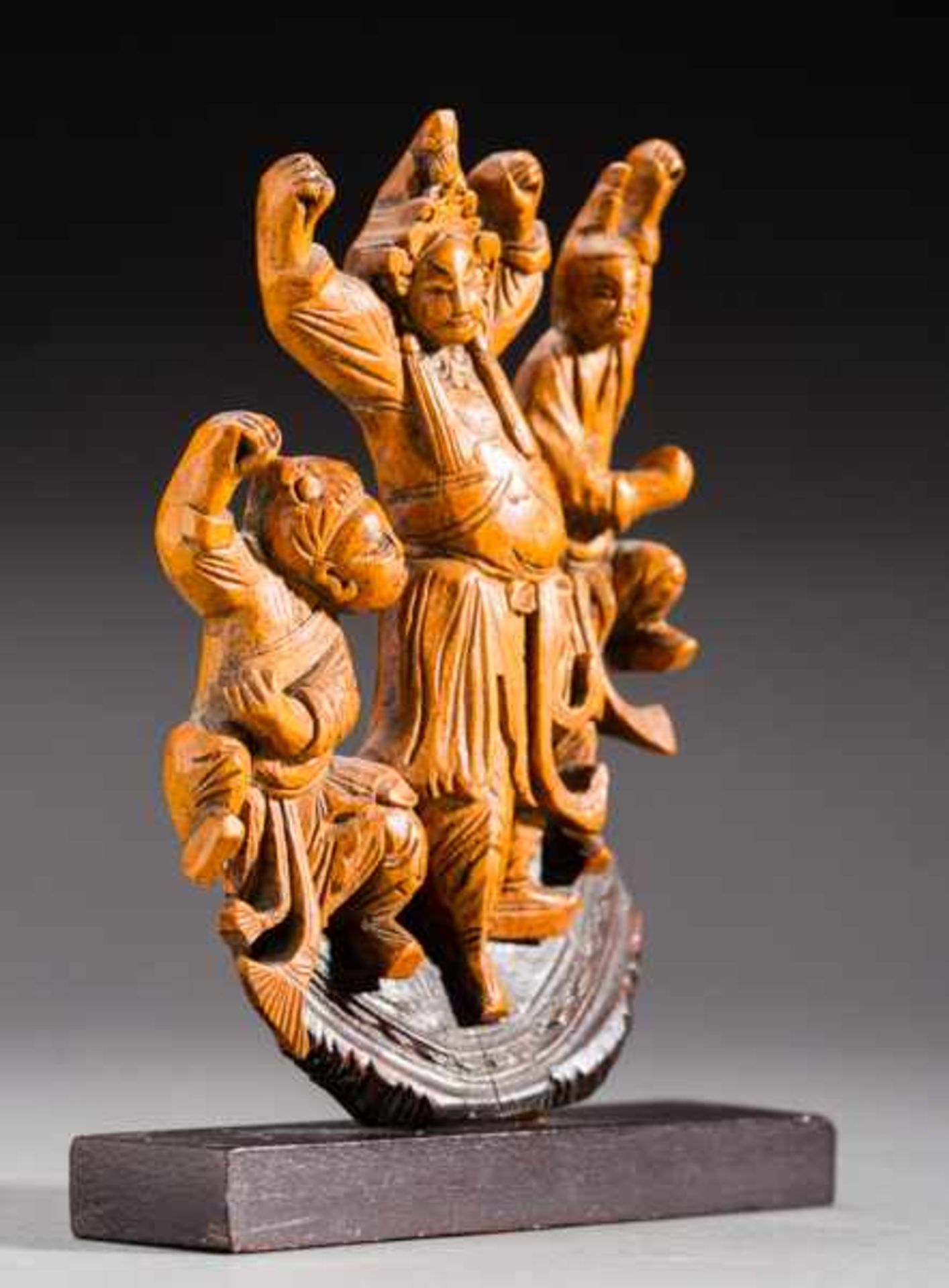 CHINESE THEATER SCENE Wood. China, 19th to early 20th cent.Three dancing figures, dressed in - Bild 2 aus 4