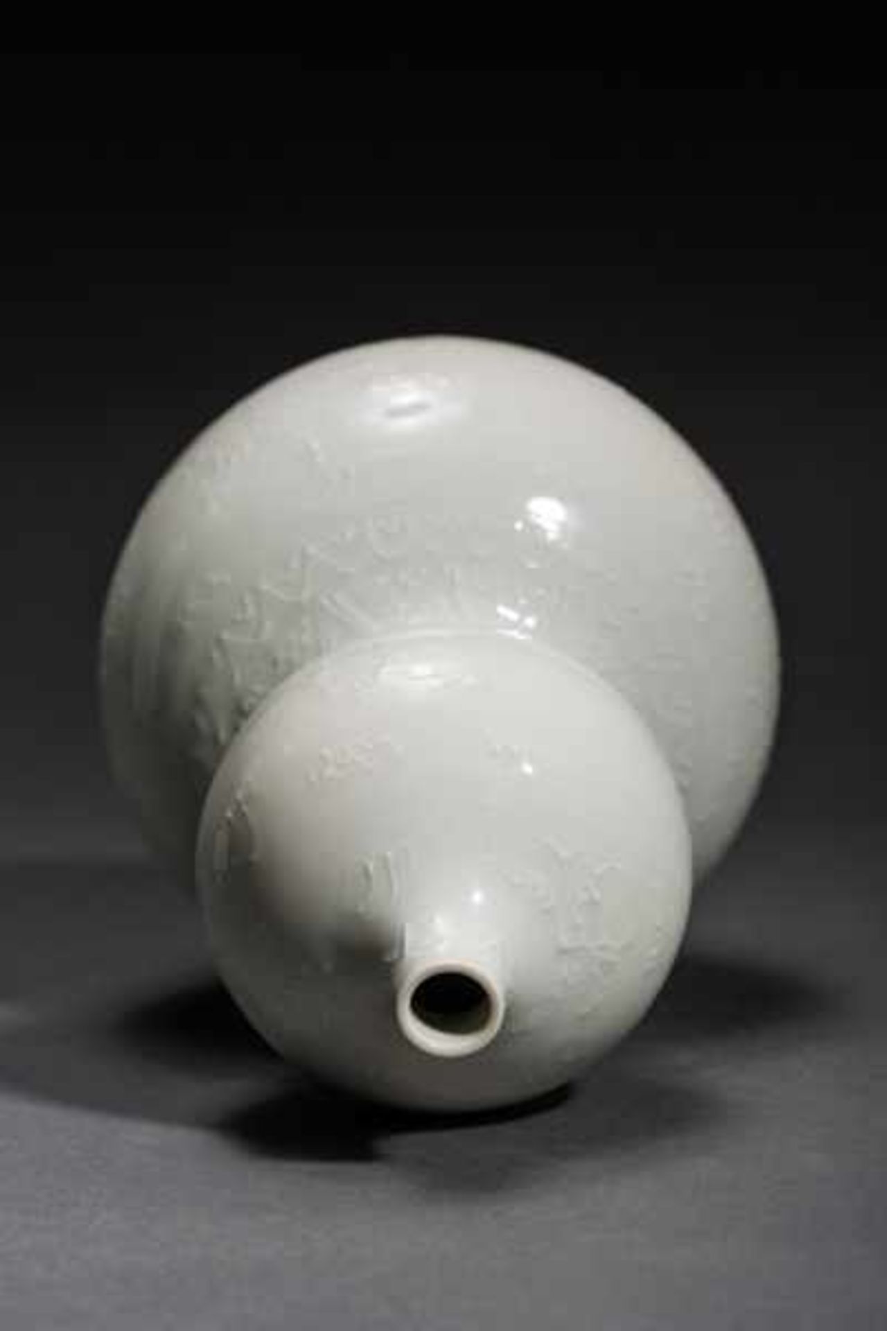 DOUBLE-GOURD-SHAPED VASE Porcelain. China, The decoration of this entirely light-gray white, - Image 4 of 4