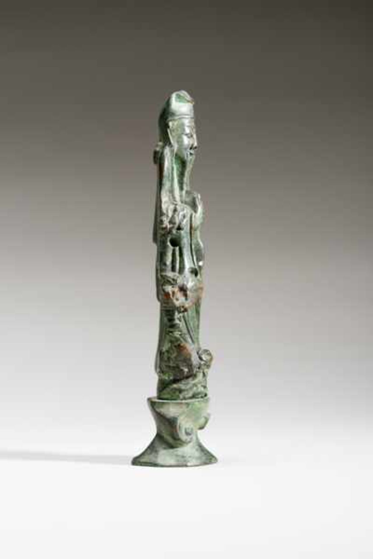 TWO STANDING DIVINITIES Bronze. China, possibly 18th cent. to first half of 19th cent.These two - Image 3 of 9
