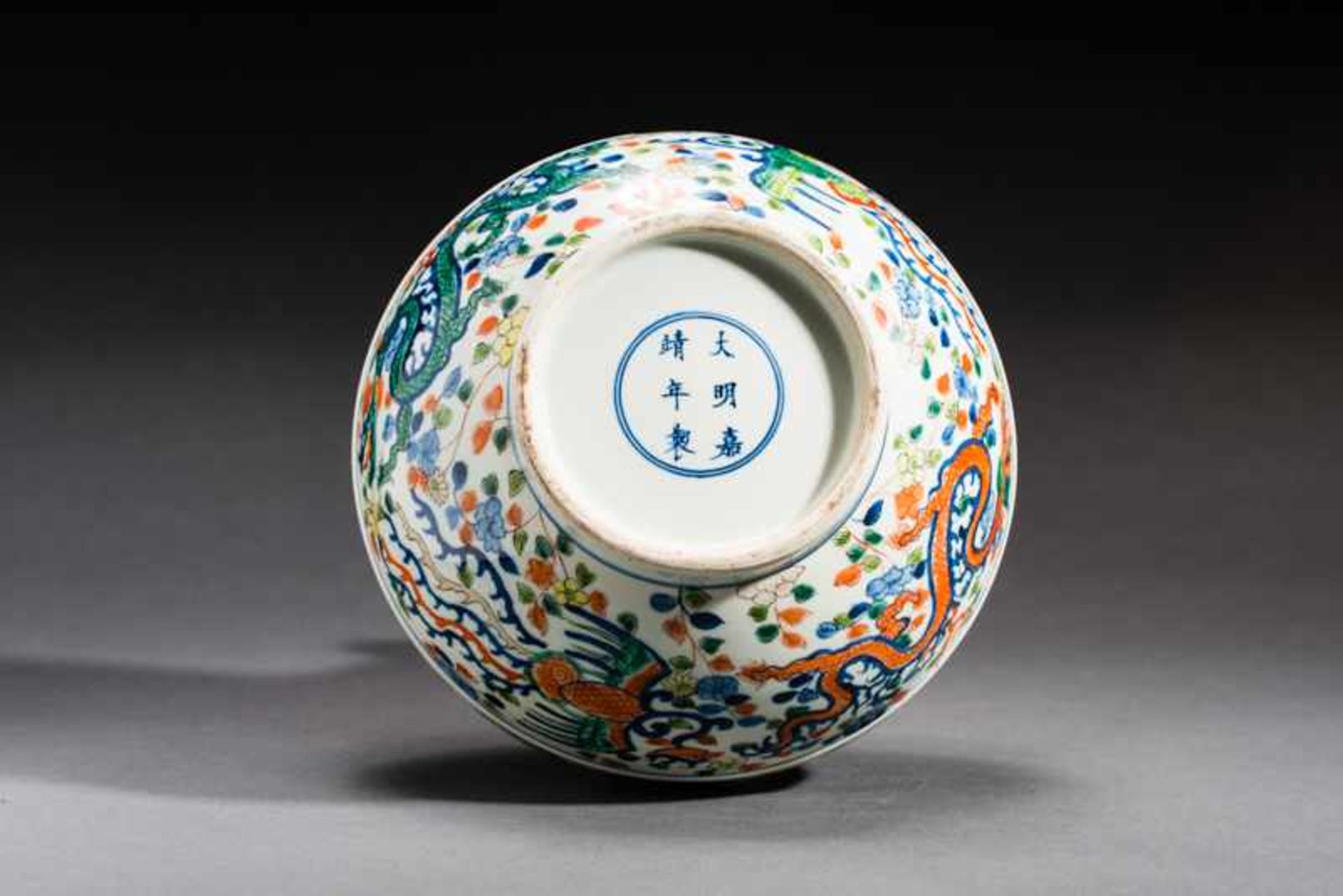 LONG-NECKED VASE WITH DRAGONS AND PHOENIX Porcelain with blue underglaze and enamel paint. China, - Image 4 of 4
