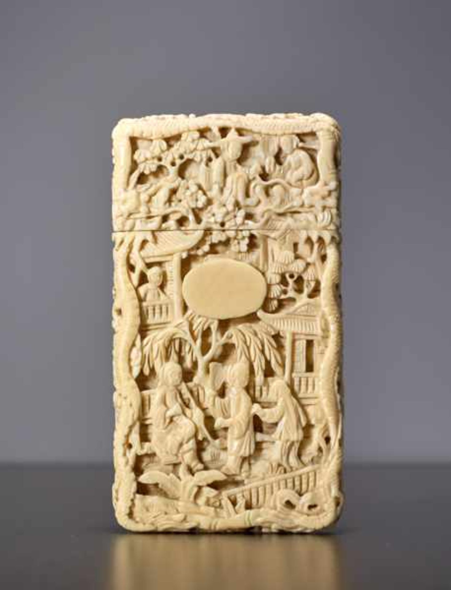 BUSINESS CARD CASE Ivory. China, late Qing dynasty (1644-1911)Rectangular form, the intricately - Bild 2 aus 5