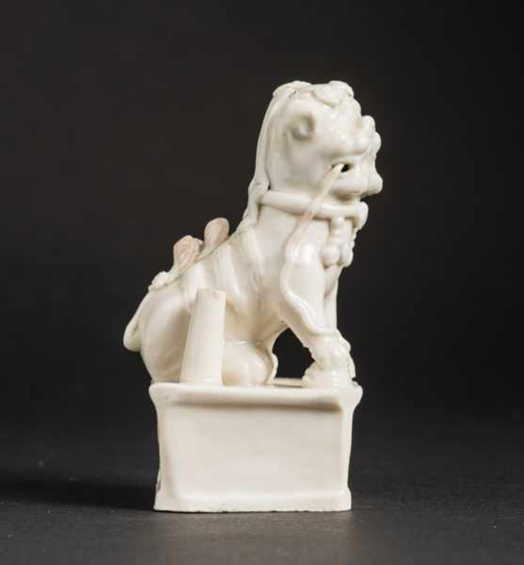 GUARDIAN LION (FO-LION) ON PEDESTAL Blanc de Chine porcelain. China, Qing dynasty (1644 -1911) - Bild 2 aus 6