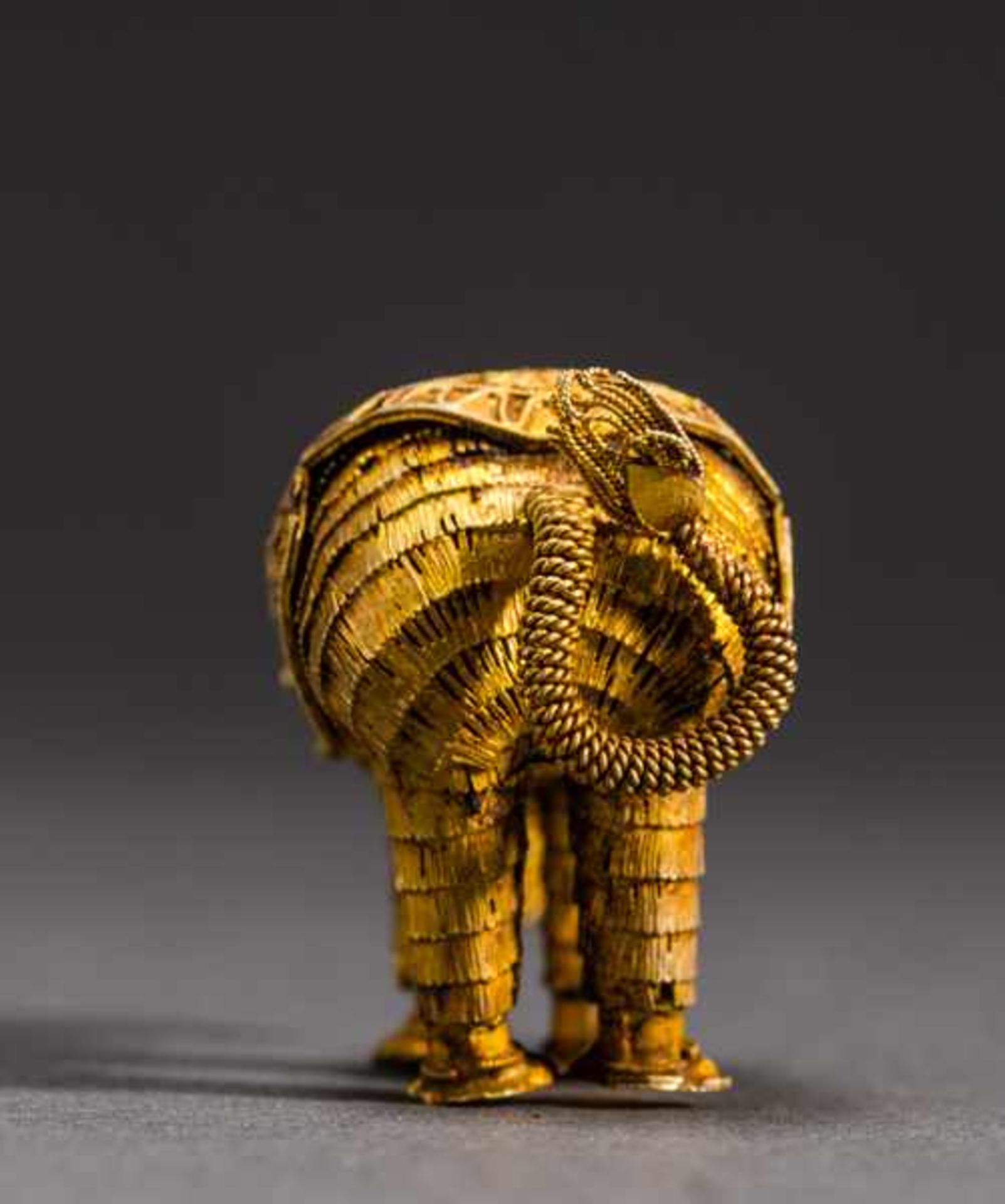 ELEPHANT Gold. China, in the style of Tang- to Liao-dynastyFinest miniature work made of gold - Bild 3 aus 5