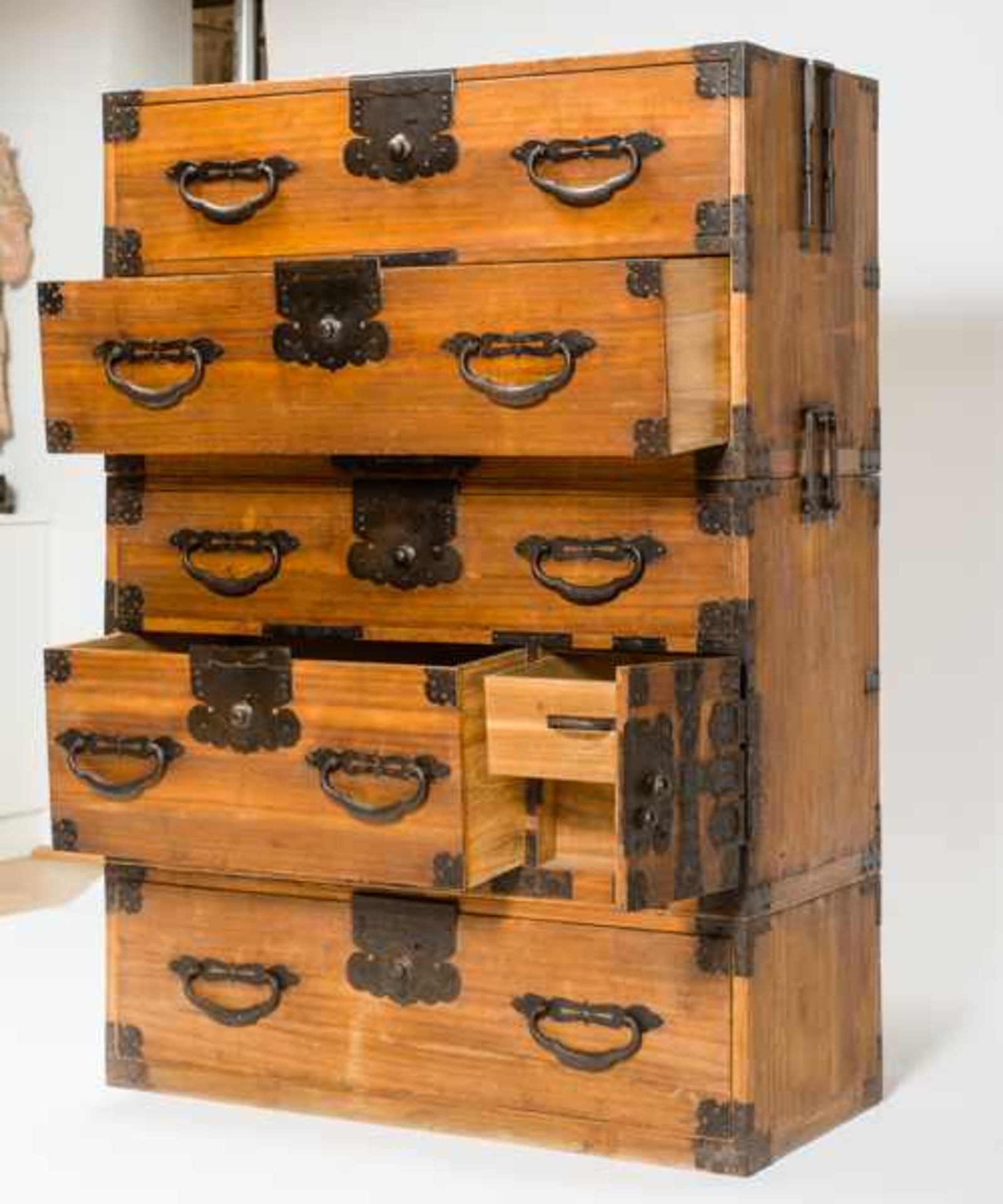 TANSU . Japan, first half of 20 cent.185, 186, 187 THREE TANSU: DRAWERED STORAGE CABINETS The - Image 4 of 5