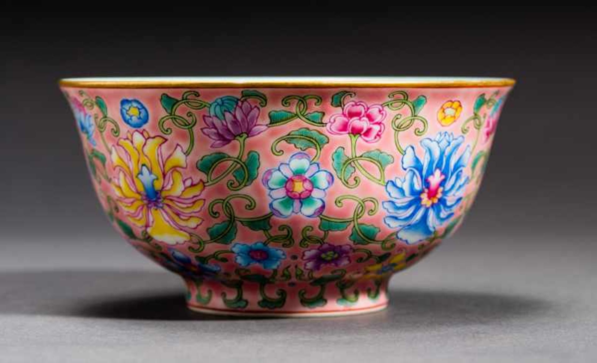 BOWL WITH LOTUS-BLOSSOM DECORATION Porcelain with enamel paint. China, Fine, curved walls, gilded - Bild 2 aus 5