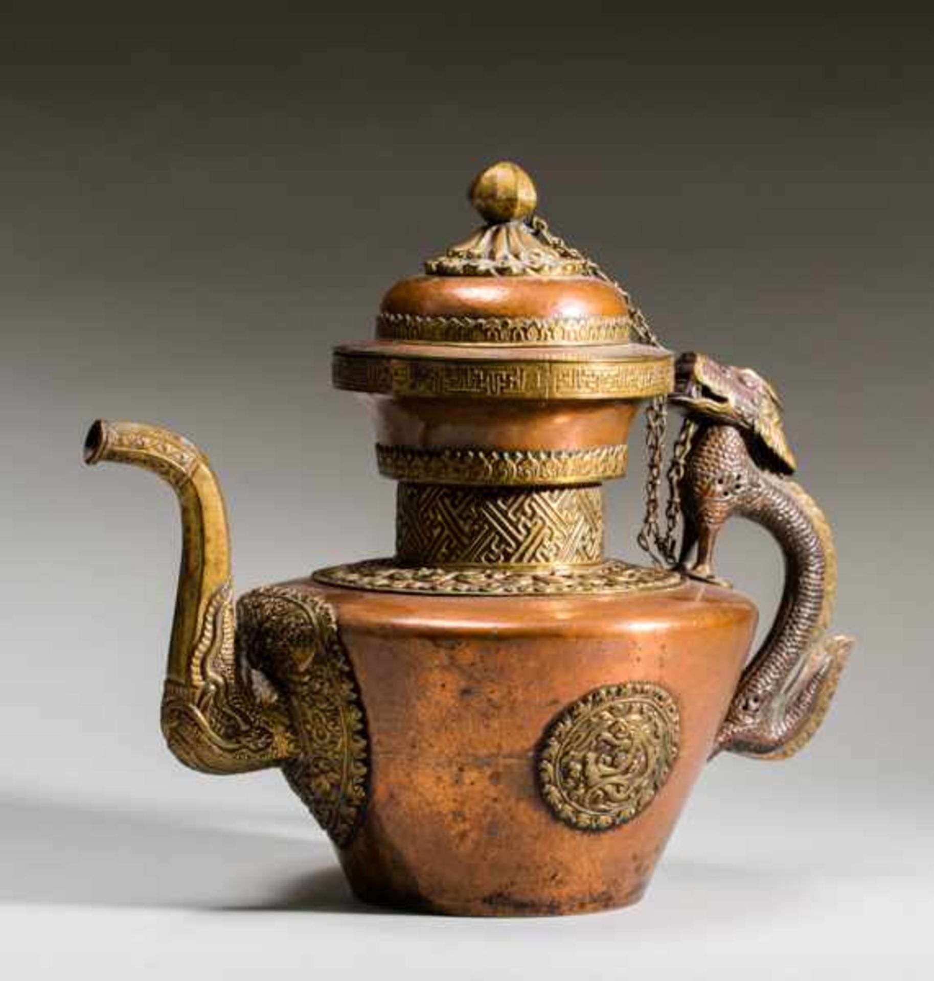 REPRESENTATIVE TEAPOT Copper and brass. Ladakh, 19th cent. to about 1900All parts of this striking - Bild 2 aus 6