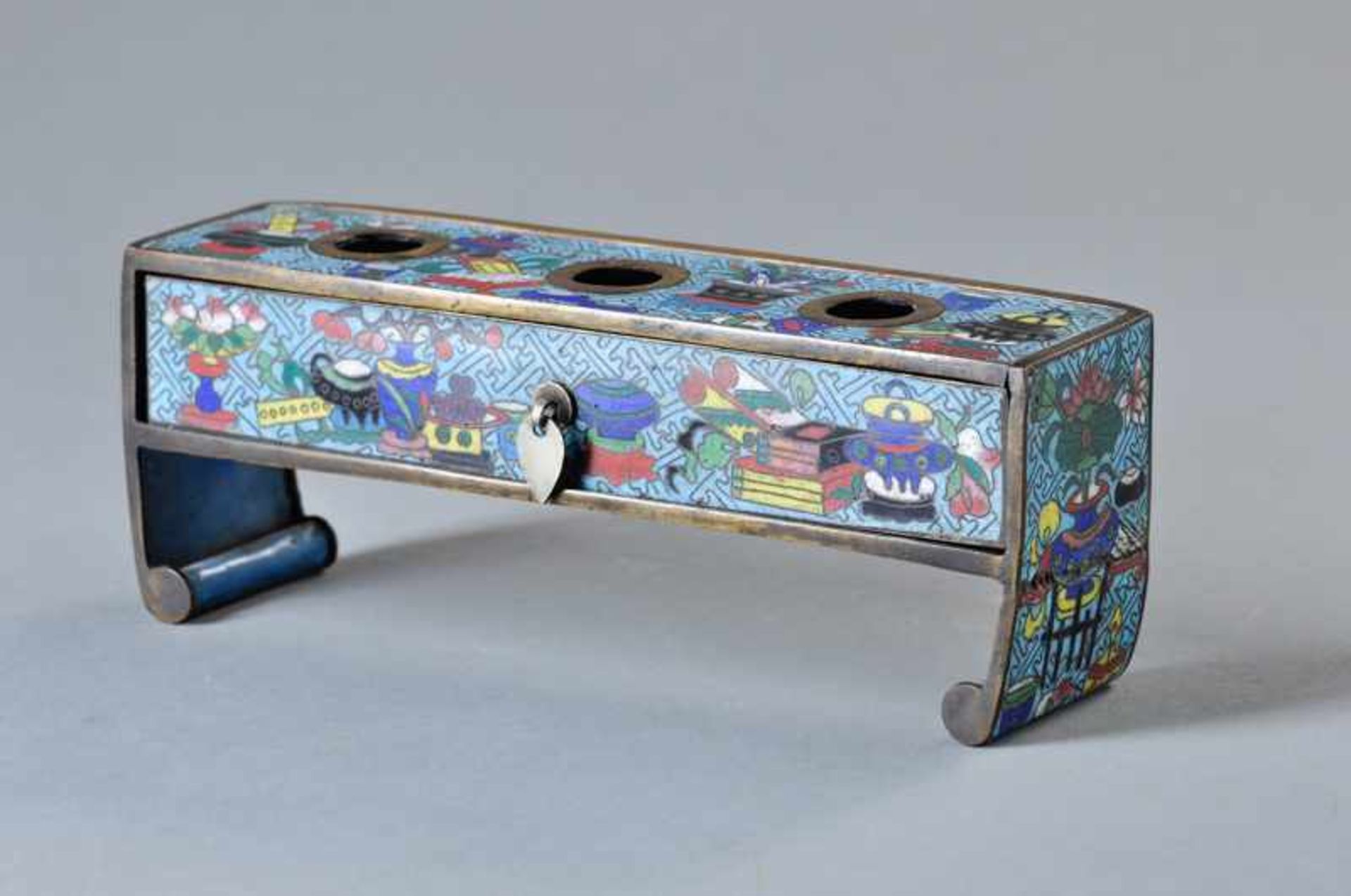 CLOISONNÉ PORTABLE TABLE FOR INK CUPS Cloisonné. China, 19th cent.Small table with „curled“ legs and