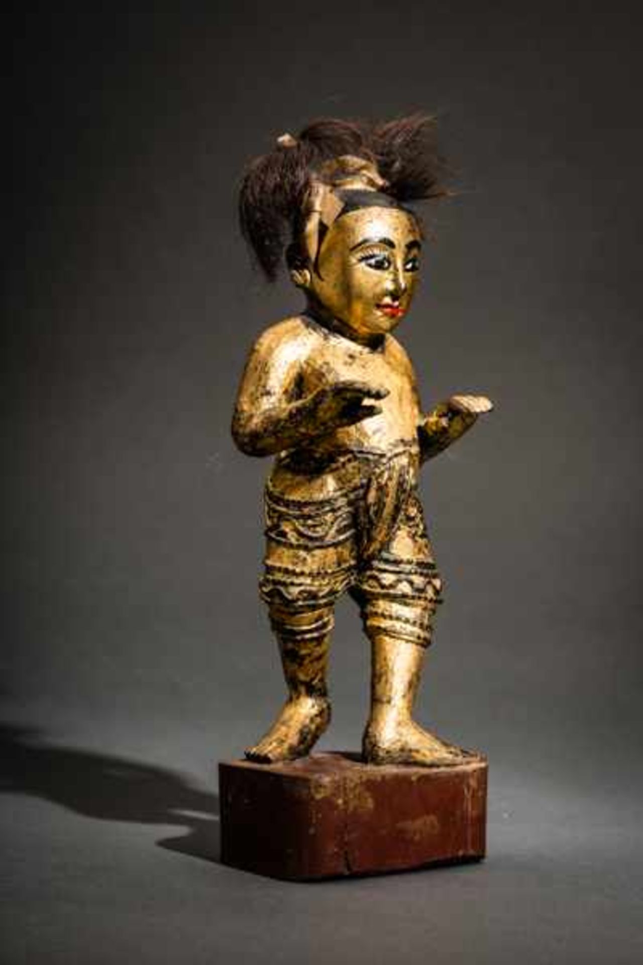 THEATER FIGURE Wood, paint, gilding. Burma, 20th cent.Dancing male figure with amusing, wildly - Image 3 of 4