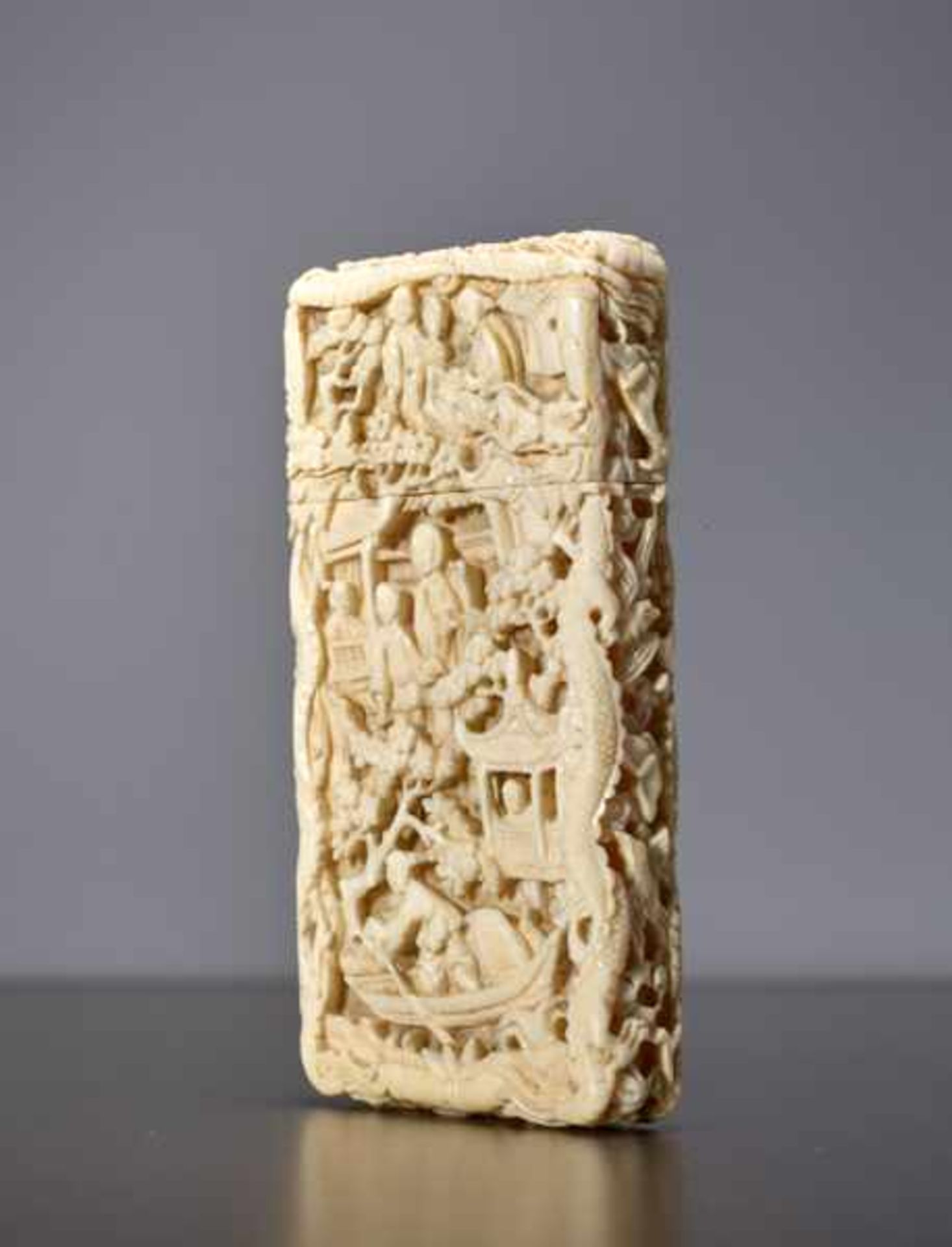 BUSINESS CARD CASE Ivory. China, late Qing dynasty (1644-1911)Rectangular form, the intricately - Image 3 of 5