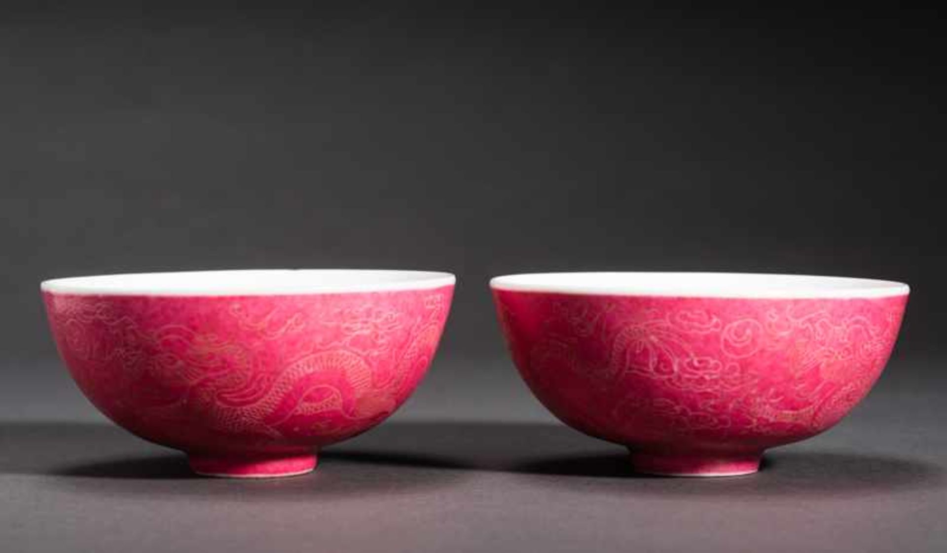 A SET OF TWO BOWLS WITH DRAGONS Porcelain with enamel paint. China, Peach-reddish colored glaze on - Image 5 of 5