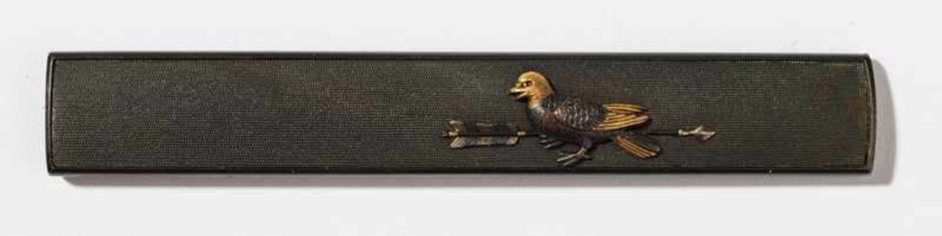 ARROW AND FALCON Shakudo, gold and a little bit of silver. Japan, 19th cent.Inlaid shakudo kozuka