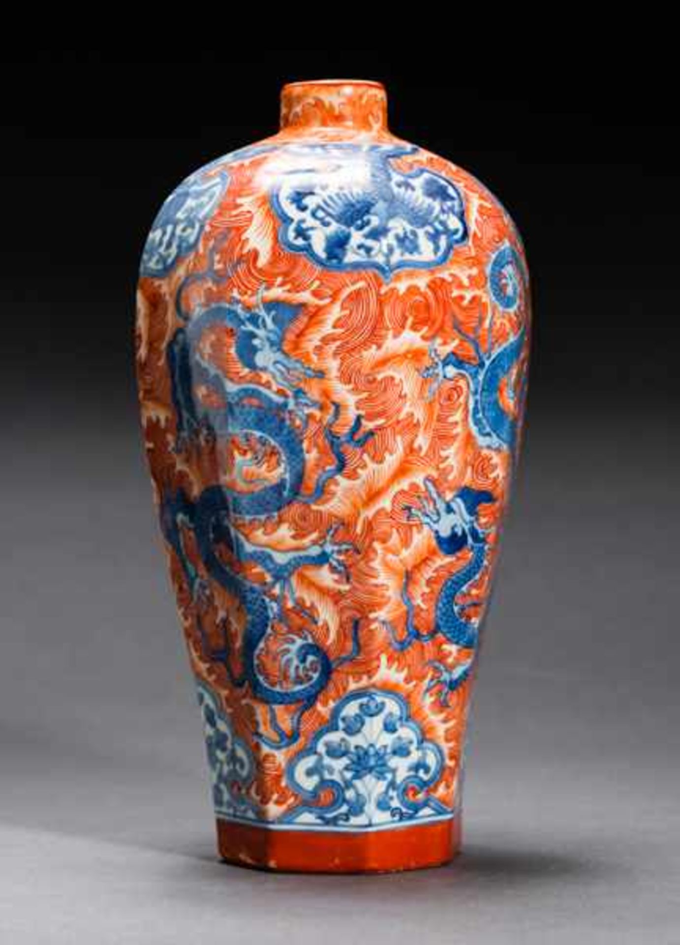 MEIPING VASE WITH DRAGONS Porcelain, white-blue and iron red. China, Angular, octagonal Meiping form