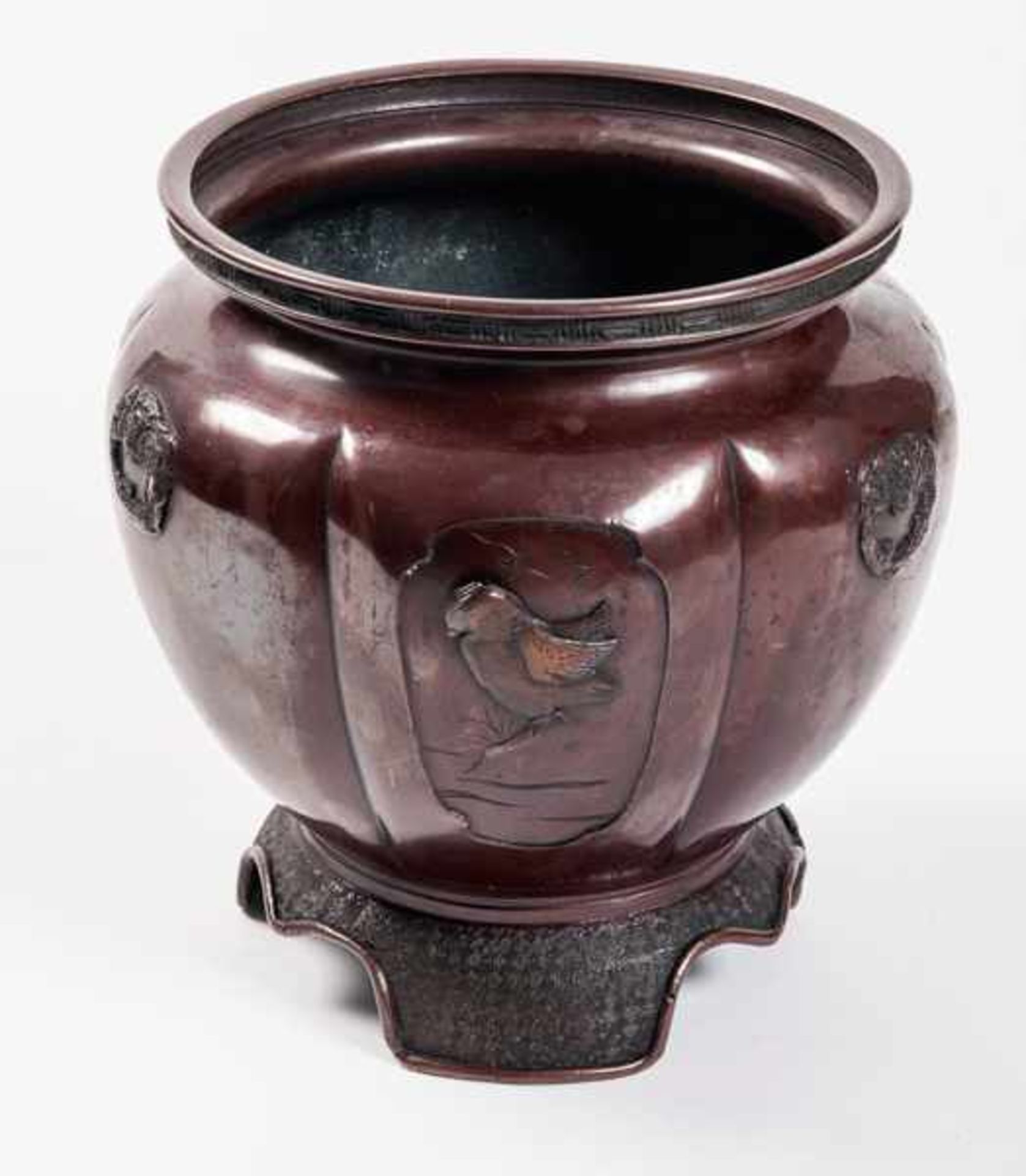 AN ATTRACTIVE BRONZE VESSEL DECORATED WITH CUTS AND INLAYS Bronze. Japan, 19th cent.Suitable as a - Image 2 of 4