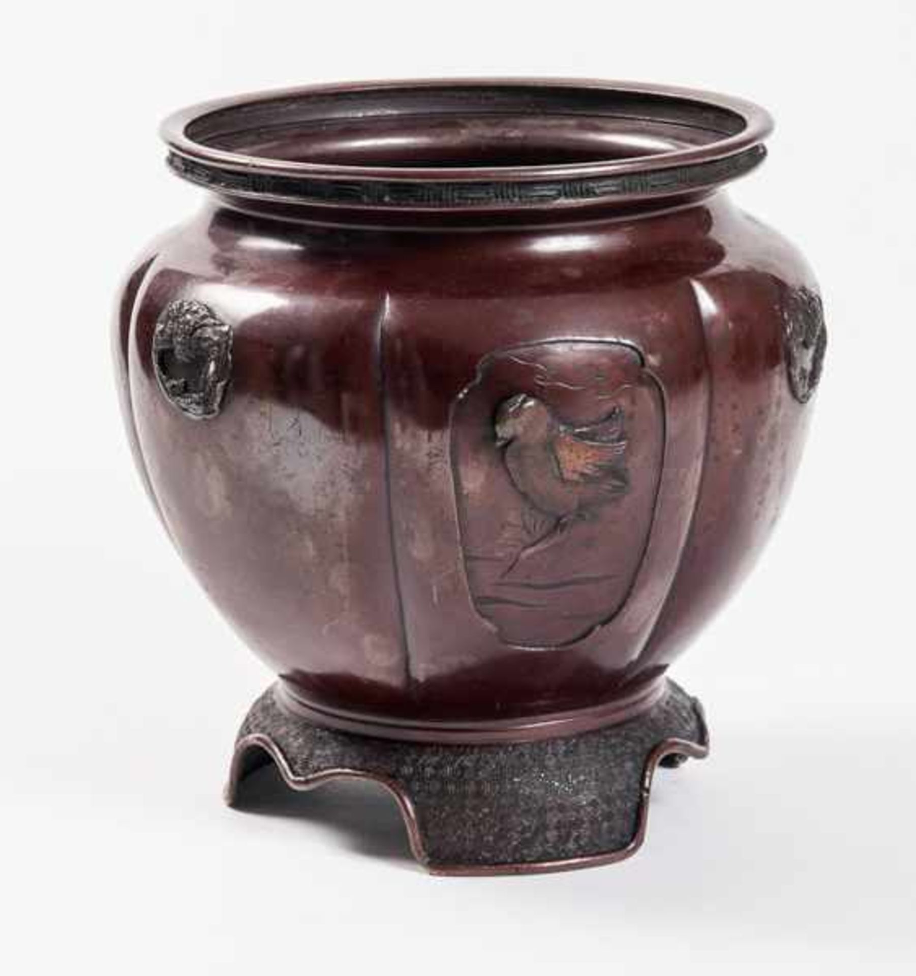 AN ATTRACTIVE BRONZE VESSEL DECORATED WITH CUTS AND INLAYS Bronze. Japan, 19th cent.Suitable as a