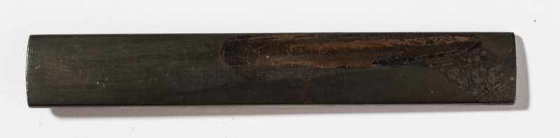 ARROW AND FALCON Shakudo, gold and a little bit of silver. Japan, 19th cent.Inlaid shakudo kozuka - Image 2 of 2