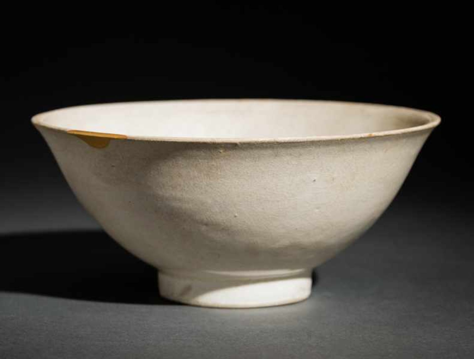 DEEP BOWL WITH WAVE DECORATION Glazed ceramic. China, ca. Song to Yuan, ca. 12th -13th cent.Curved