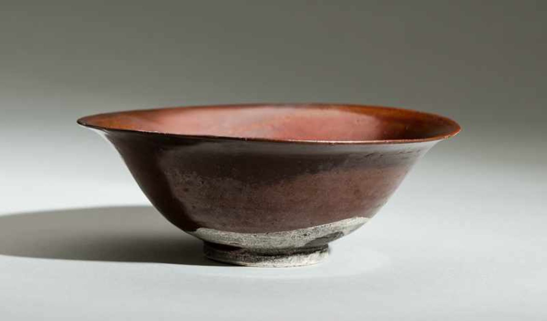 IRON-BROWN BOWL Glazed ceramic. China, Song to Yuan, 12th to 13th cent.Beautiful, red-brown glaze;