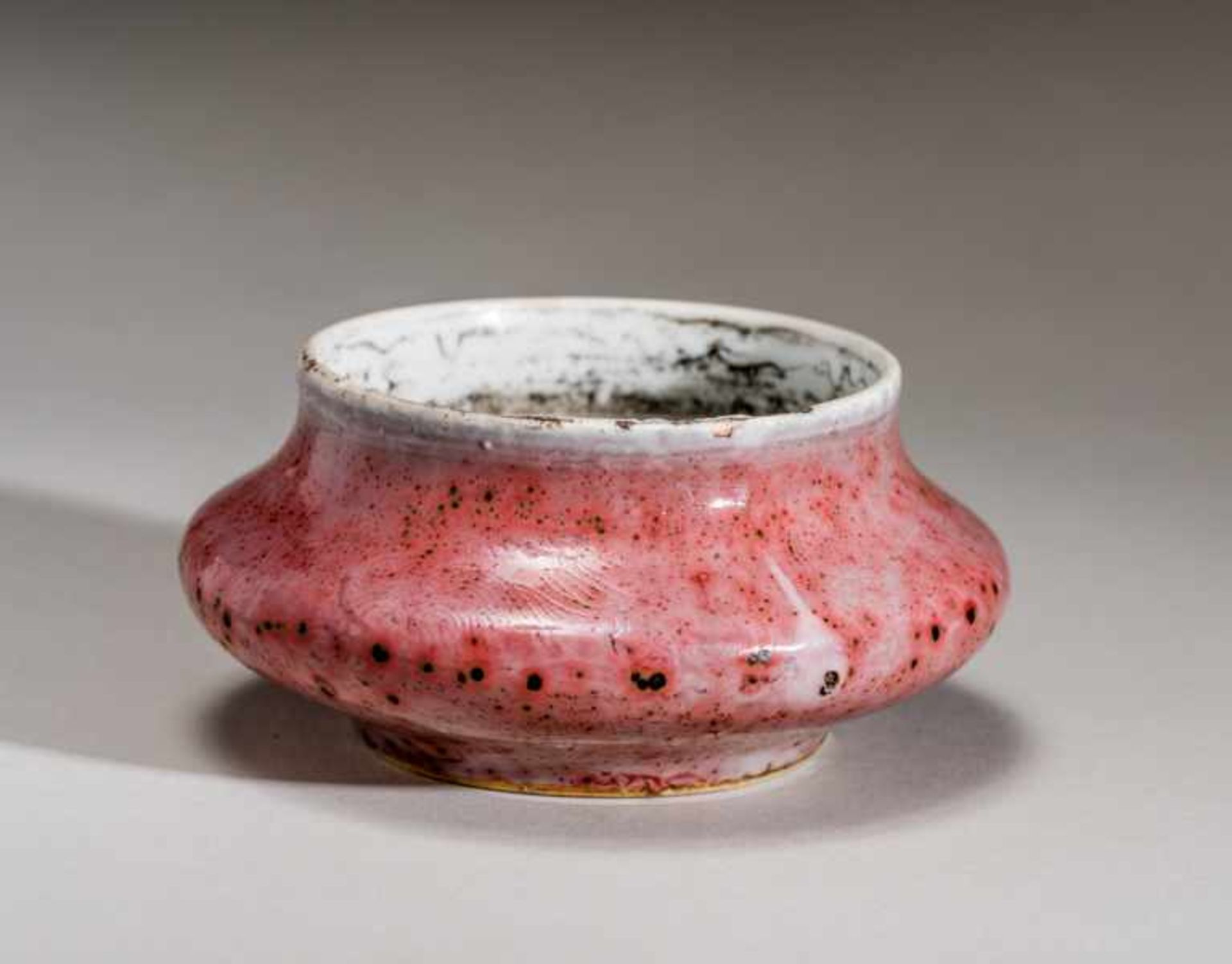 INK WELL FOR CALIGRAPHER Porcelain. China, Qing, 18th to 19th cent.Somewhat high walls; wide, open - Image 5 of 5