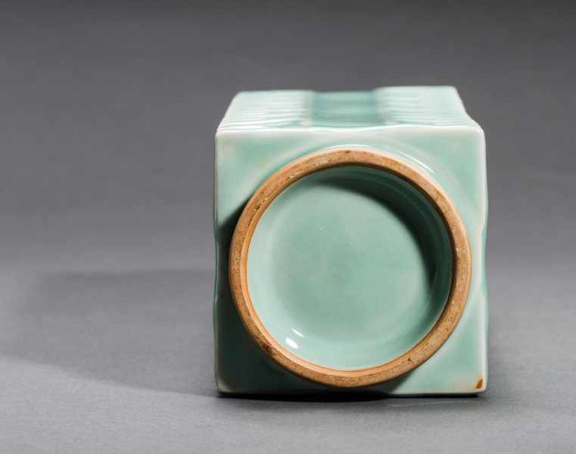VASE IN THE FORM OF AN ARCHAIC CONG Porcelain with celadon glaze. China, The square, vertical form - Image 5 of 7