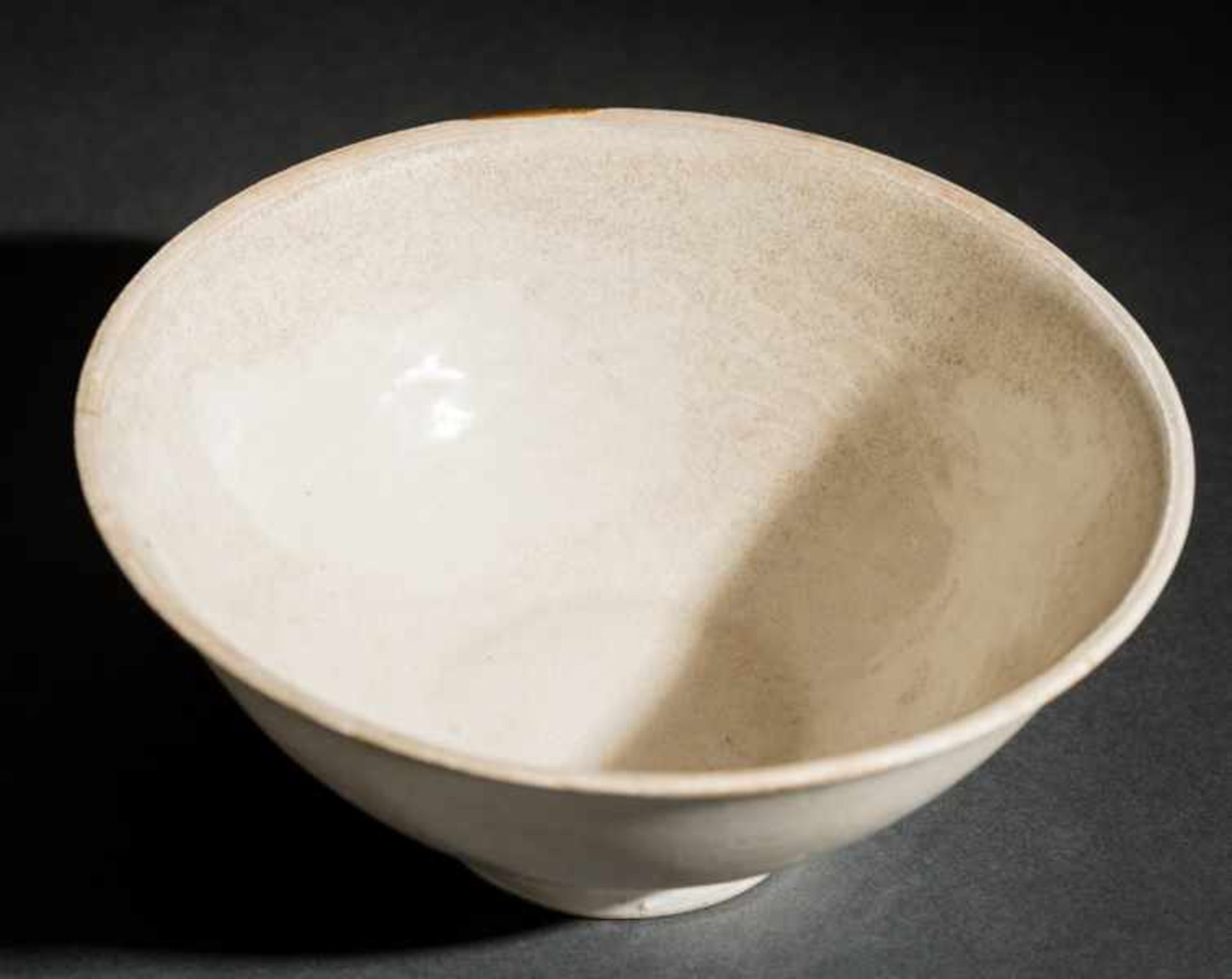 DEEP BOWL WITH WAVE DECORATION Glazed ceramic. China, ca. Song to Yuan, ca. 12th -13th cent.Curved - Image 2 of 5