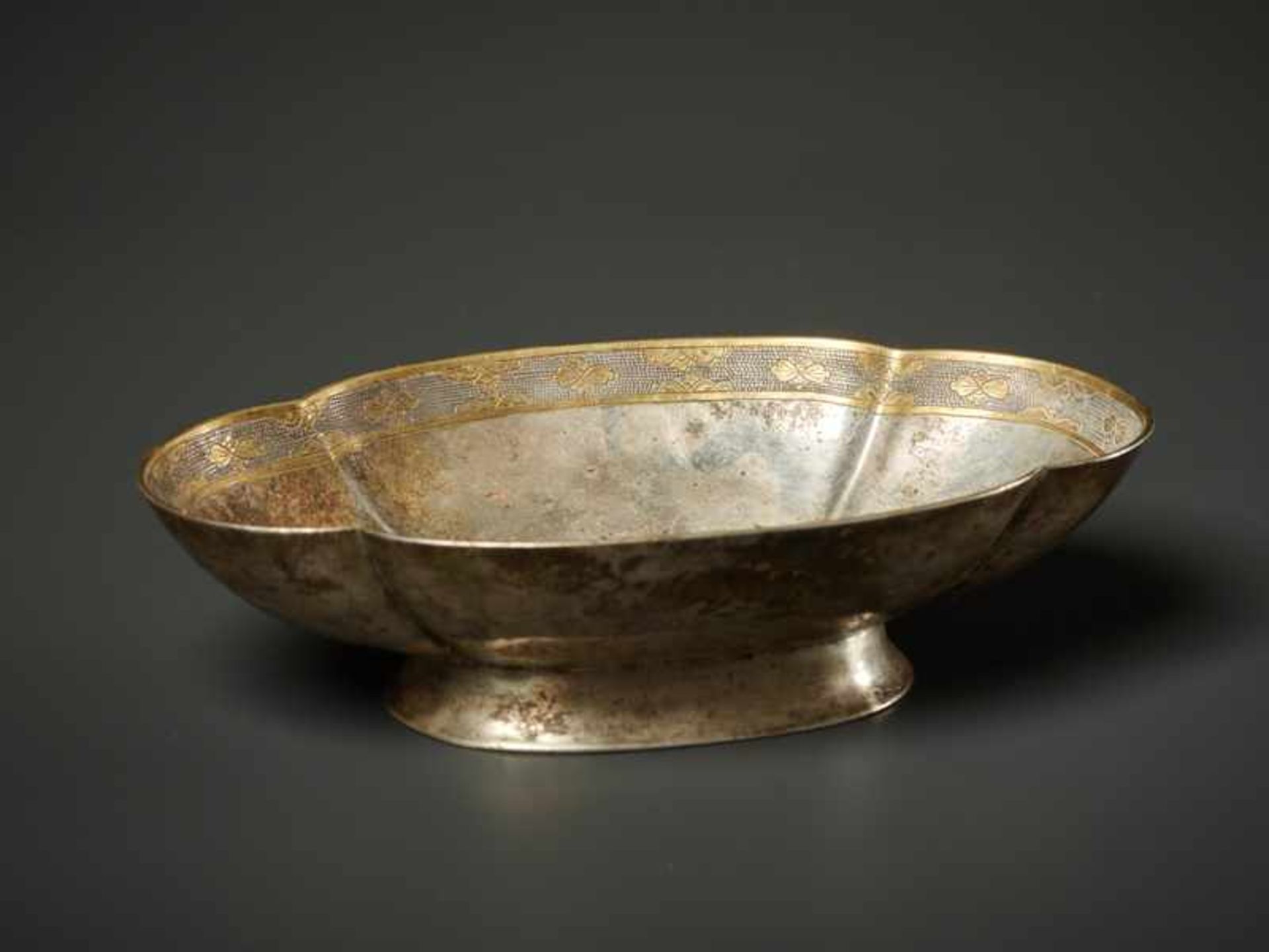 BOWL WITH FISH-DRAGON DECOR Silver and gilding. China, probably Tang-dynasty (618 - 907)Powerful, - Bild 2 aus 4