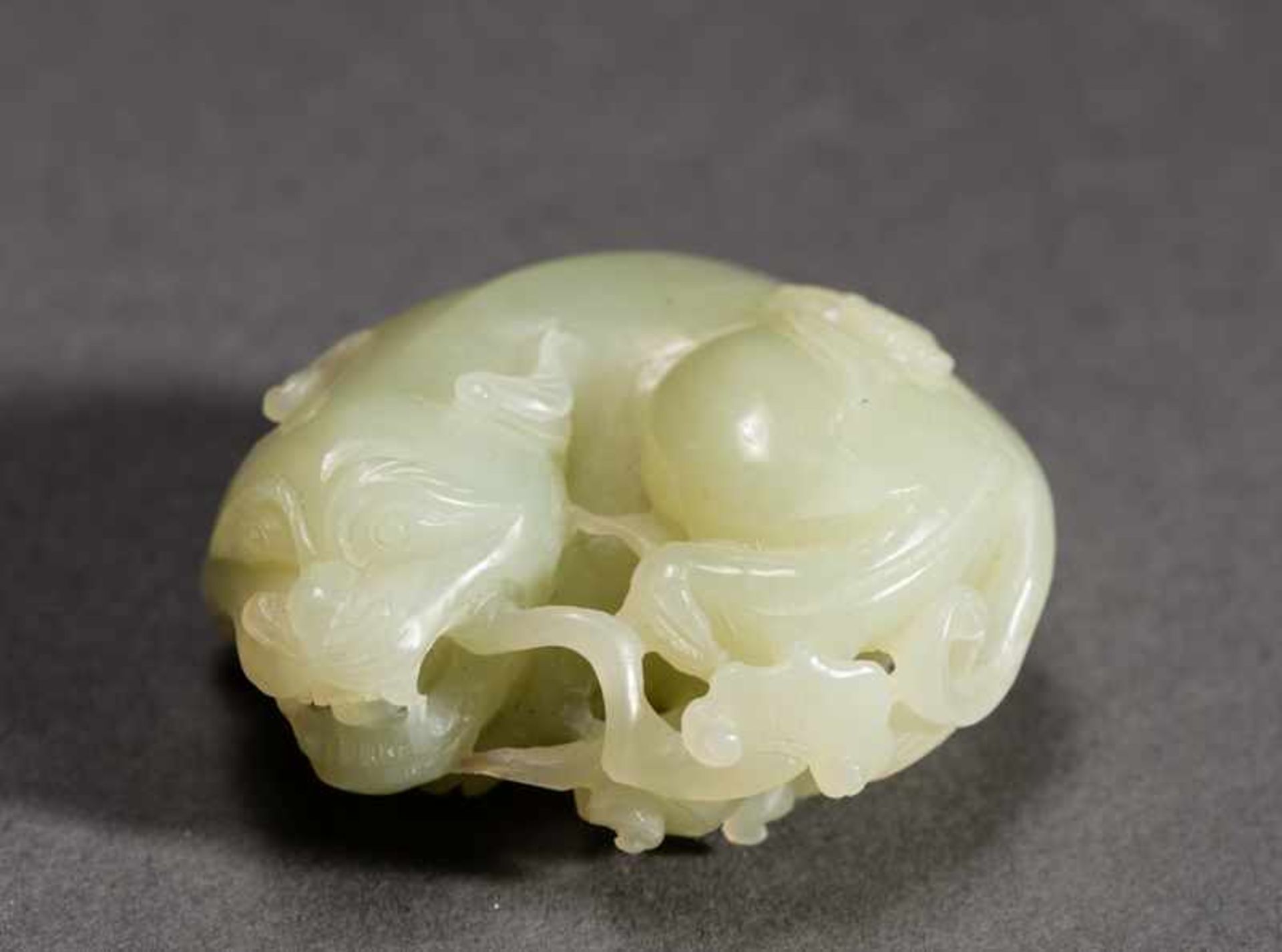 LYING SHIZI Jade. China, Round, lying lion-dog, shizi, with an expressively shaped head. Open mouth, - Bild 4 aus 5